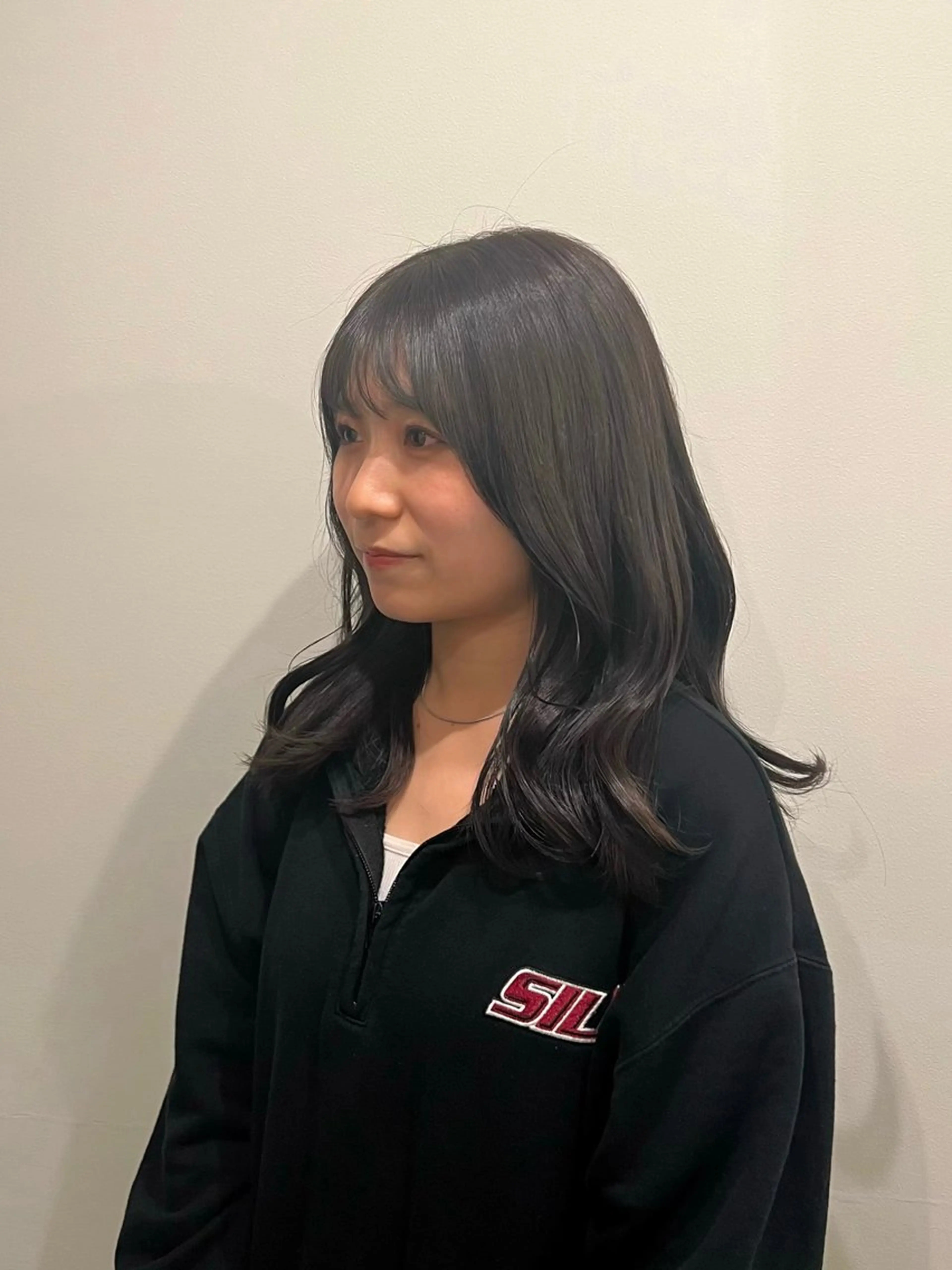 ロング カラー ベージュカラー オリーブベージュ 内沼 恵留菜のヘアスタイル