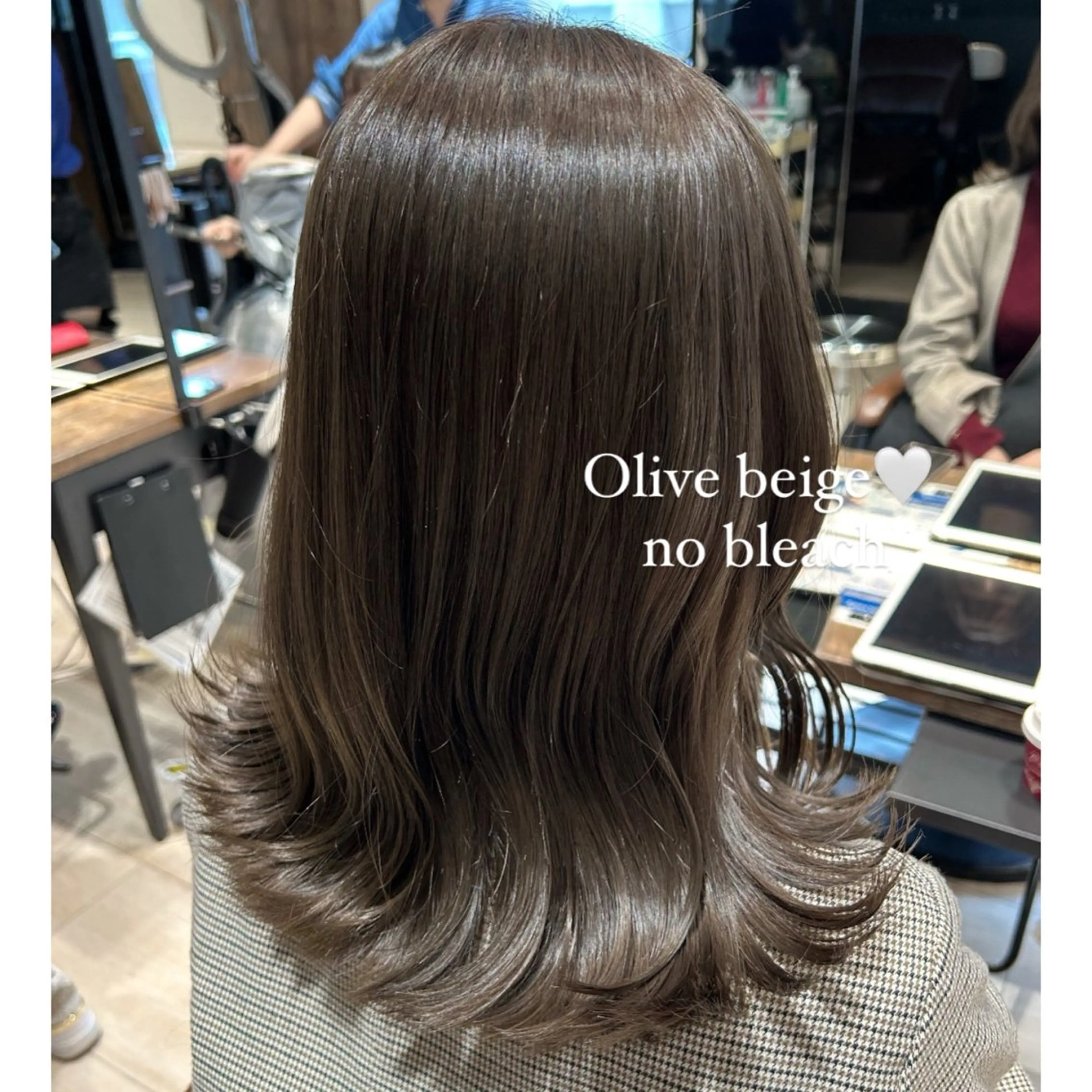 ミディアム カラー ベージュカラー ブリーチ 透明感カラー ブリーチなしカラー オリーブベージュ ヘアカラー トリートメント 🍼顔周りカット/ レイヤー/小川華奈のヘアスタイル