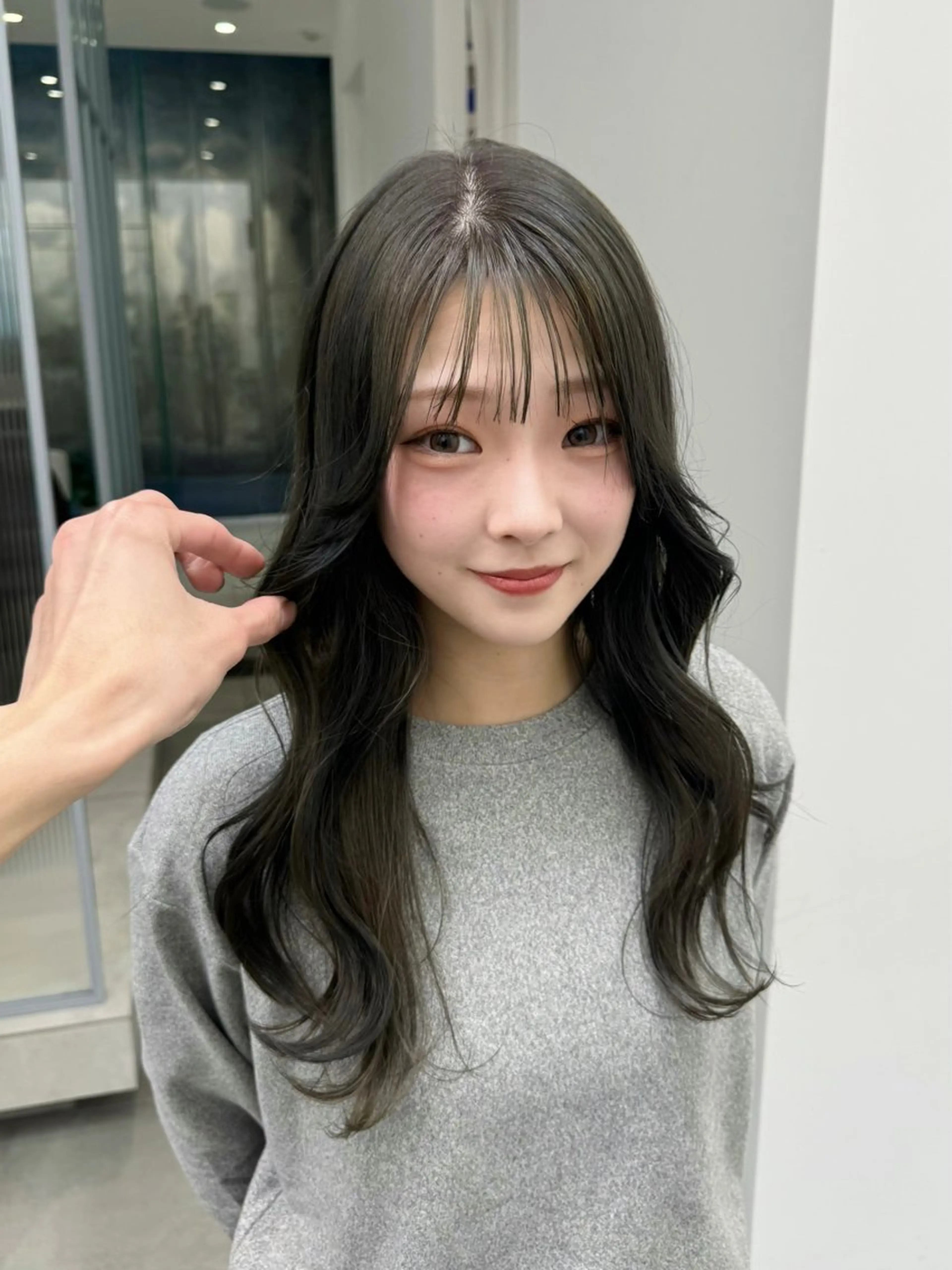 ロング カラー ブリーチ ブリーチなしカラー オリーブカラー 顔周りカット 小顔カット カット ヘアカラー ブリーチなし 寒色カラーのヘアスタイル
