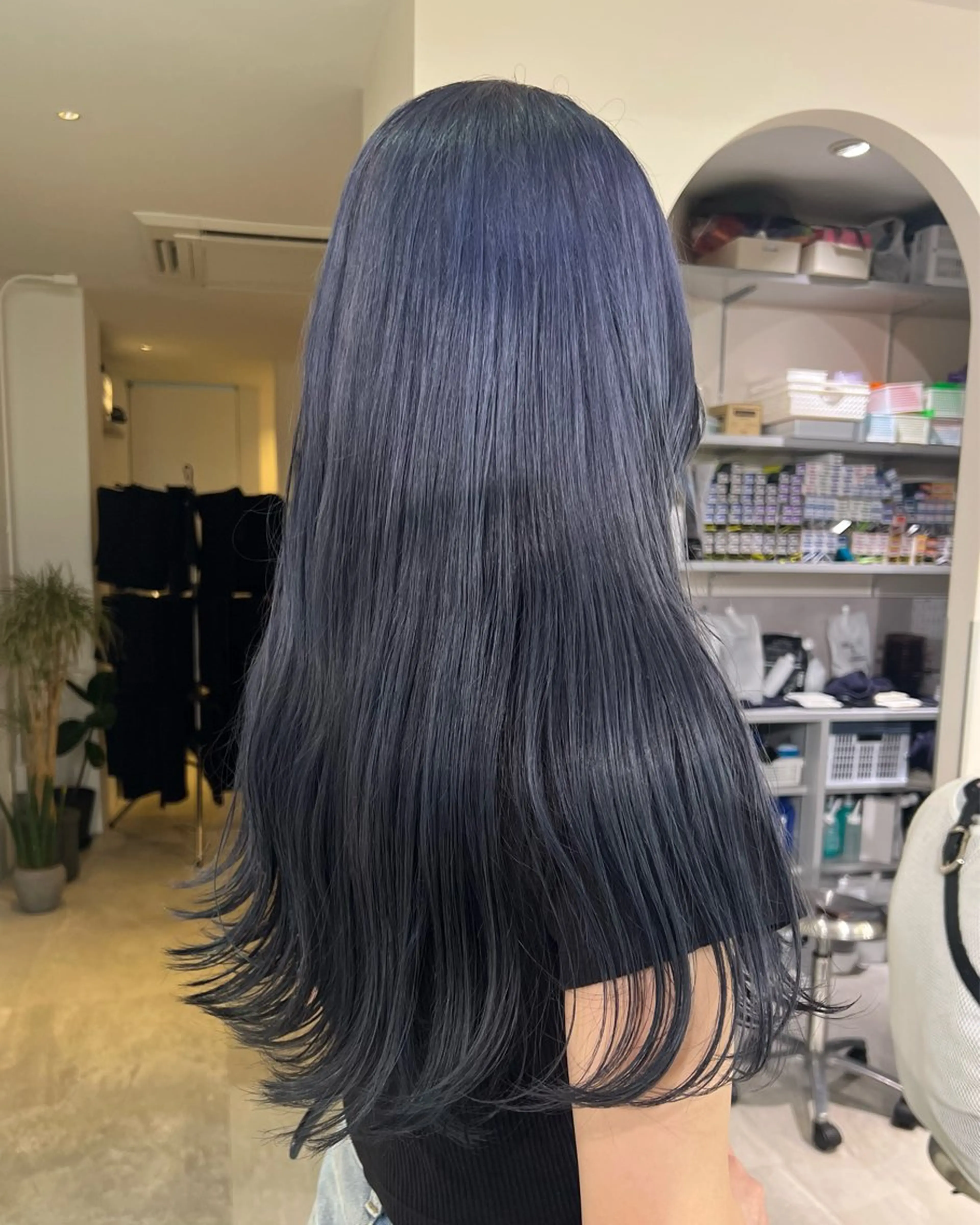 ロング カラー ブリーチ グレージュ ハイトーンカラー ネイビーカラー ヘアカラー トリートメント RAIMA ハイトーン/ベージュのヘアスタイル