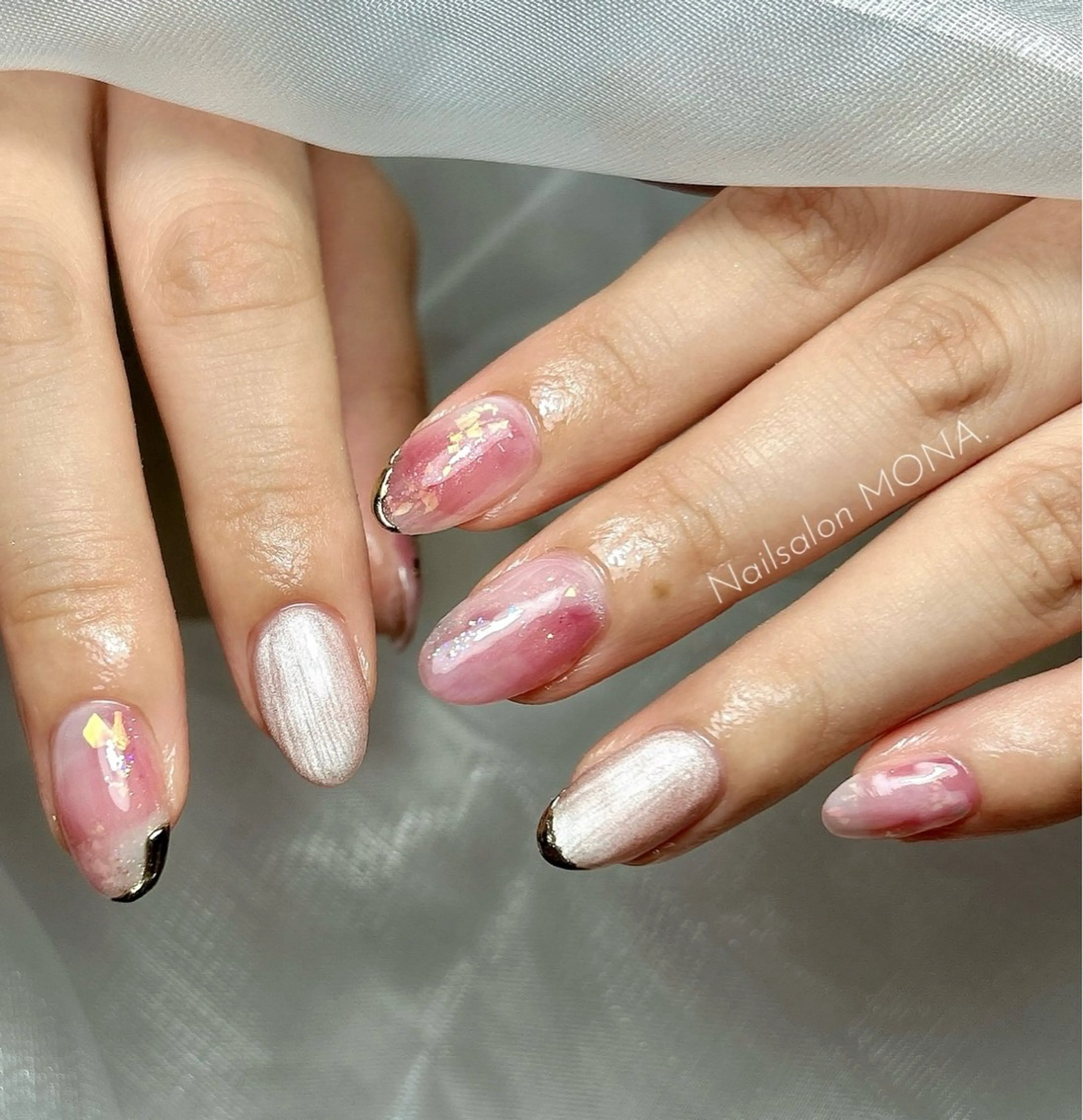 ネイル ゴールド キラキラネイル マグネットネイル ニュアンスネイル ピンク ハンドネイル Nailsalon MONA.のネイルデザイン