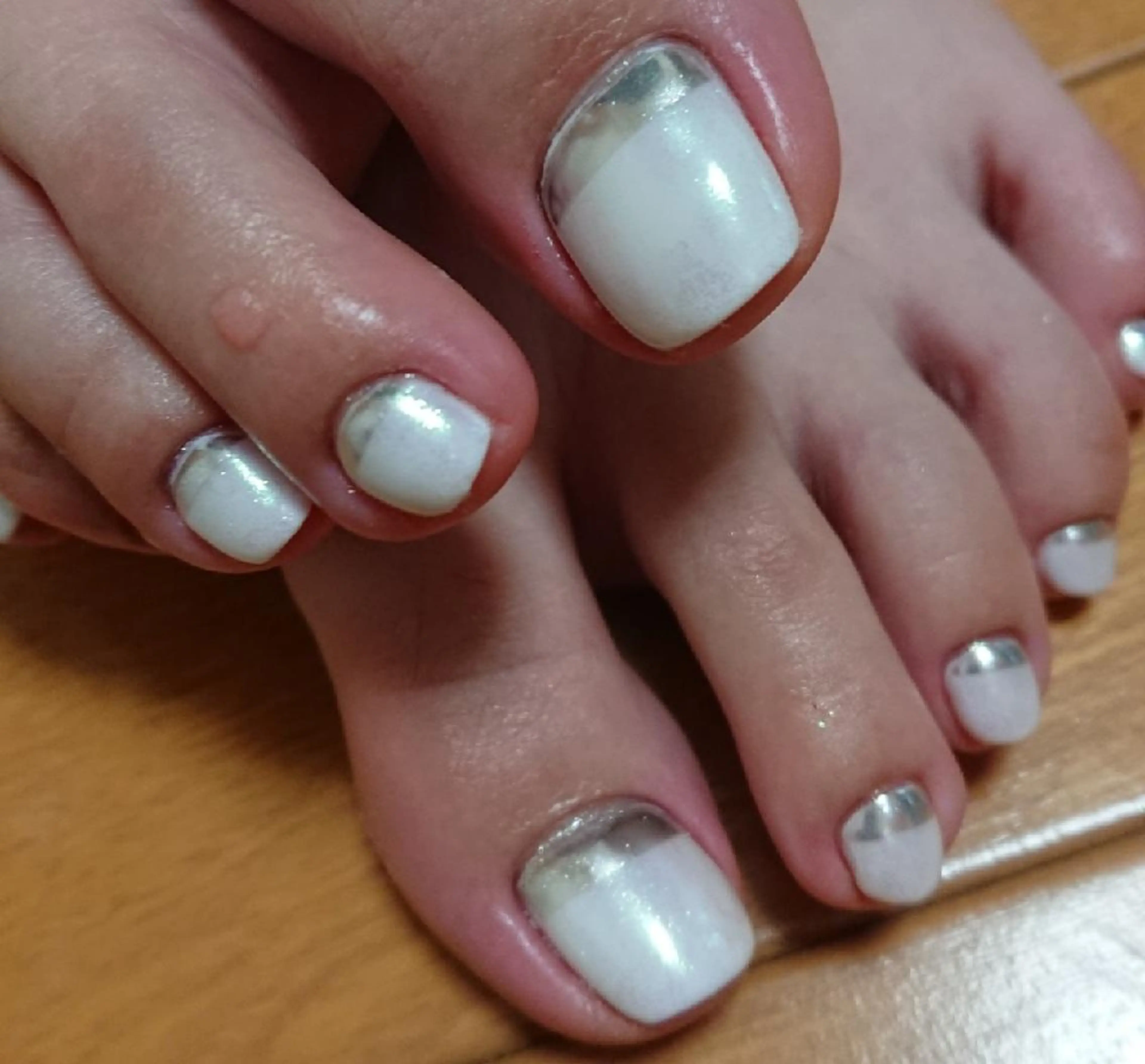 ネイル オーロラネイル ミラーネイル ホワイト フットネイル Lilith Nailのネイルデザイン