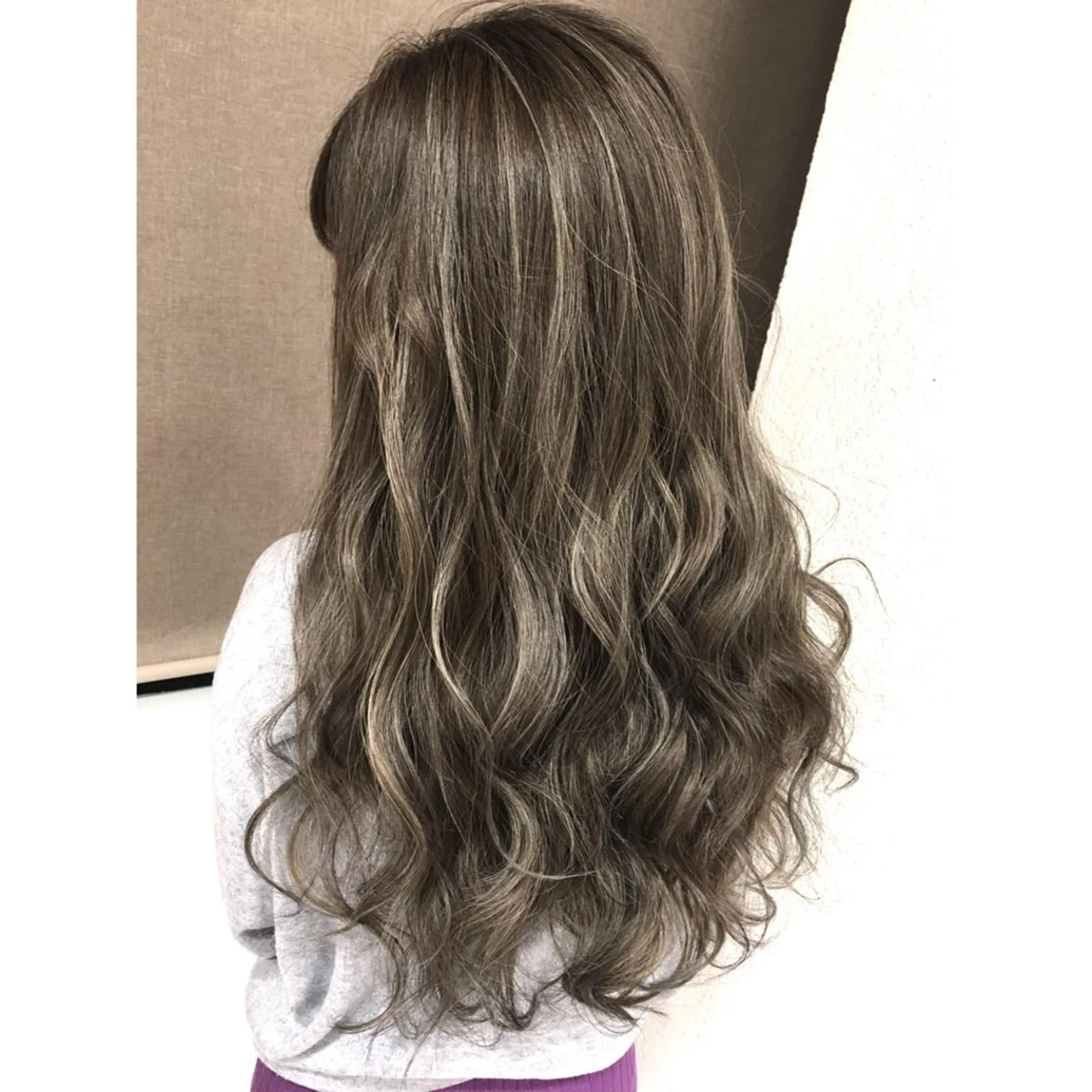 ロング カラー ベージュカラー ハイライトカラー 3Dハイライト ハイライト ヘアカラー トリートメント 井上 一平のヘアスタイル