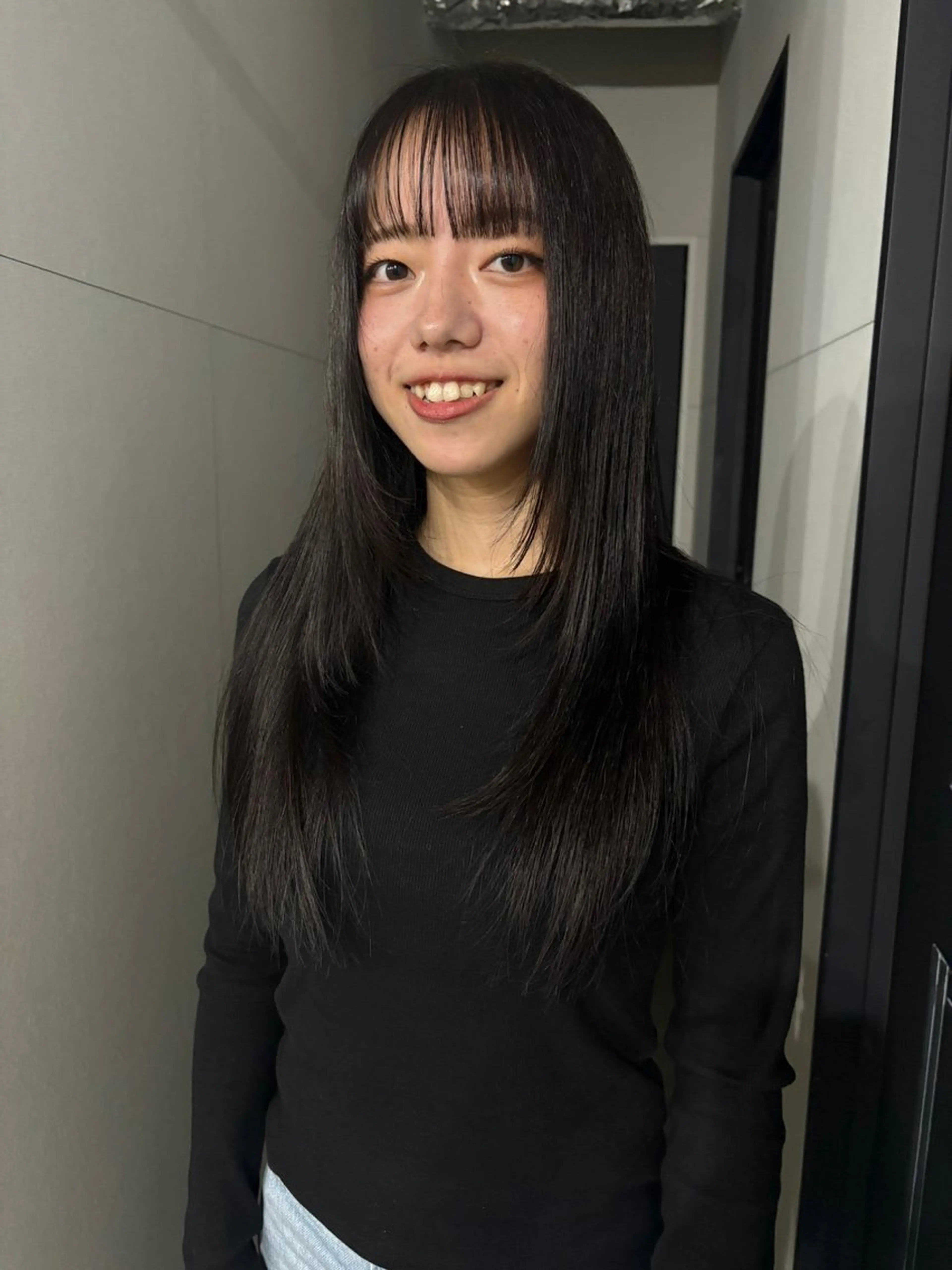 セミロング レイヤーカット ヘアカラー Iwama momokaのヘアスタイル