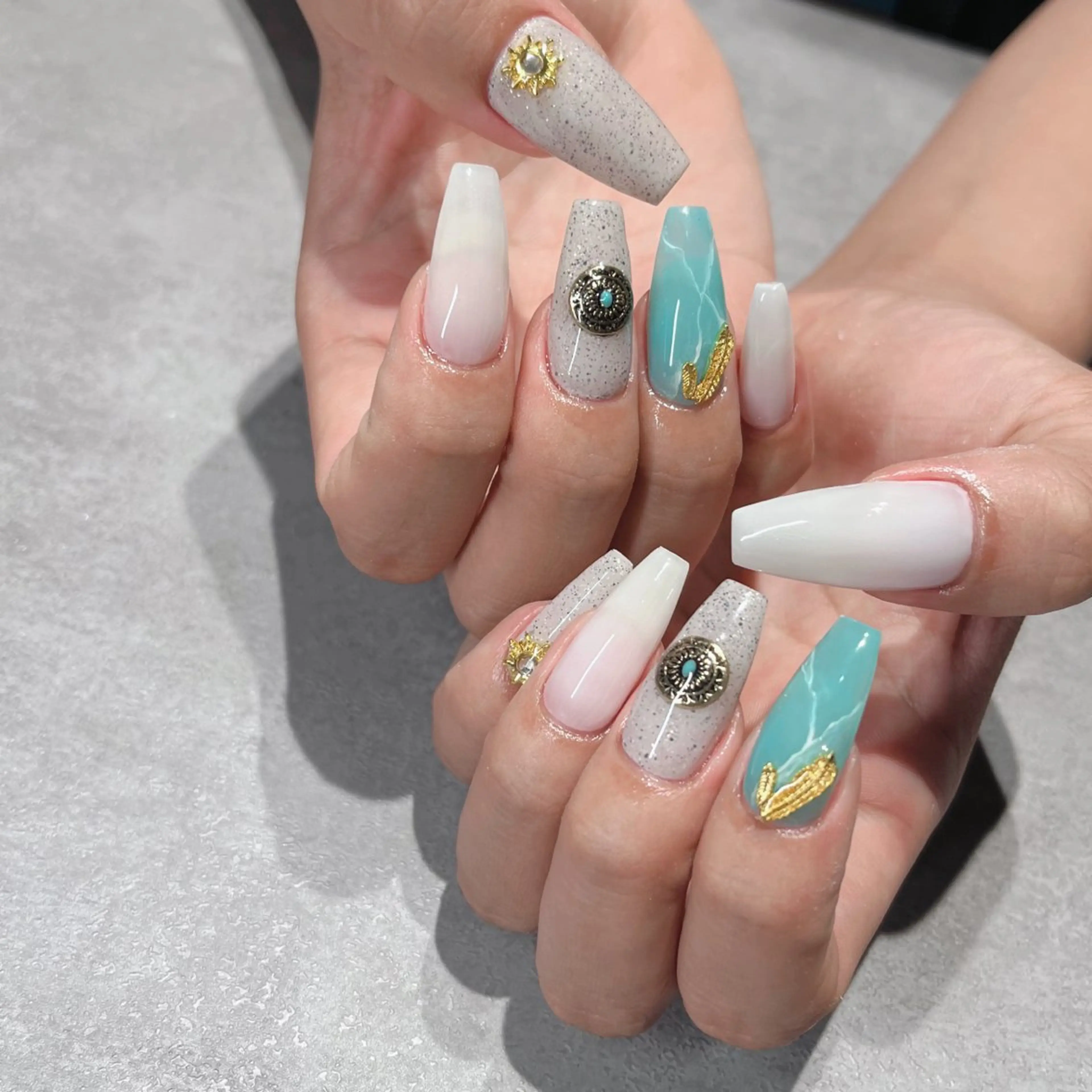 ネイル フットネイル フレンチネイル ジェルネイル ラメ(グリッター) ラメグラデーション ハンドネイル NEO Beauty Salon所属・𝐍𝐄𝐎 𝐉𝐔𝐑𝐈のネイルデザイン