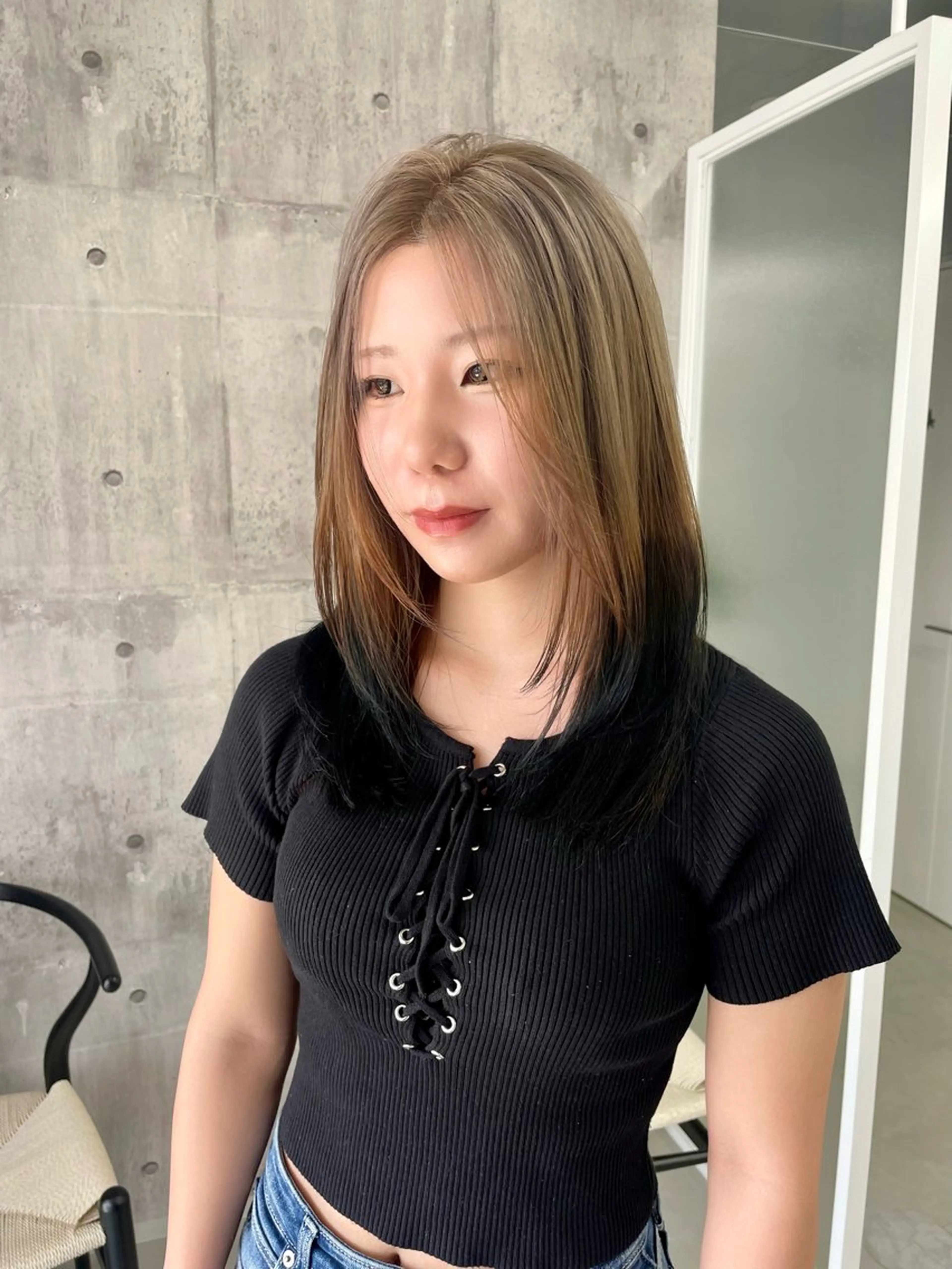ミディアム カラー ベージュカラー 黒髪 ブリーチ ブラウンカラー グラデーションカラー 錦 茉李のヘアスタイル