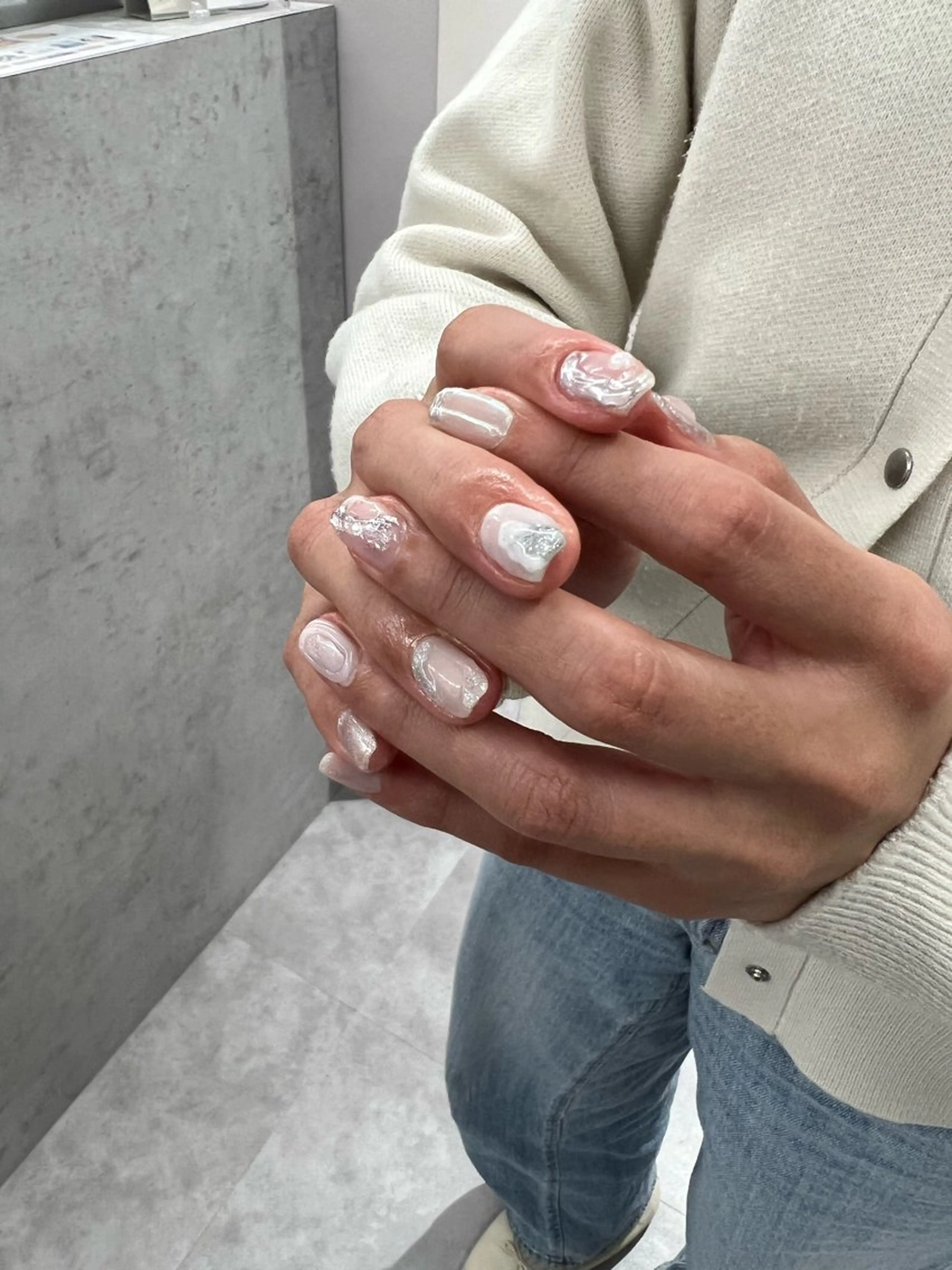 ネイル キラキラネイル シルバー ホワイト Bana_ Nailのネイルデザイン