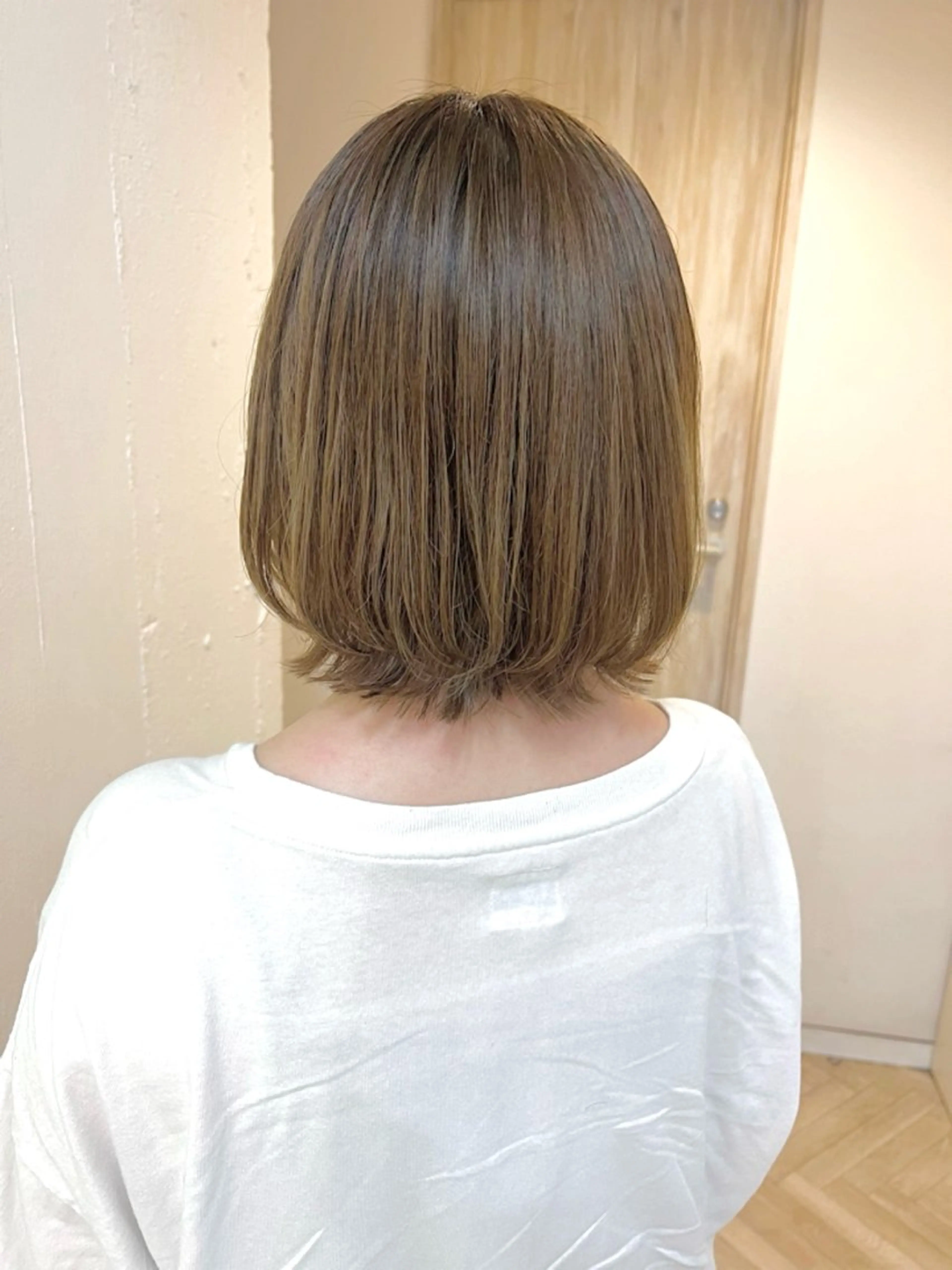 ショート カラー ボブレイヤー アッシュ ベージュカラー ハイライトカラー ボブ カット ヘアカラー トリートメント ボブ・レイヤー／ ベージュカラーのその他イメージ