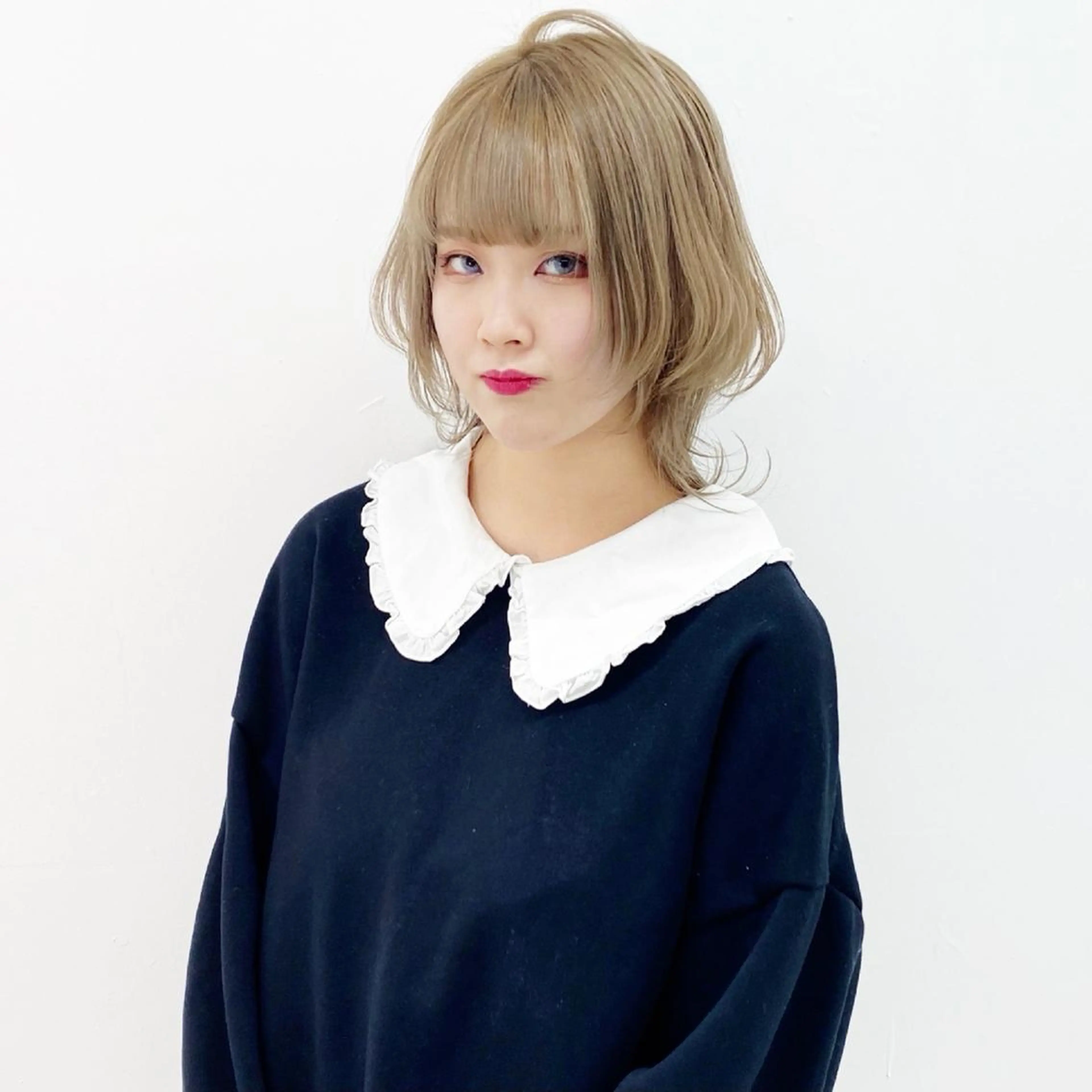ミディアム カラー ヘアアレンジ ベージュカラー ブロンド ミルクティーベージュ レイヤーカット ウルフカット ヘアカラー トリートメント 大橋 拓巳のヘアスタイル
