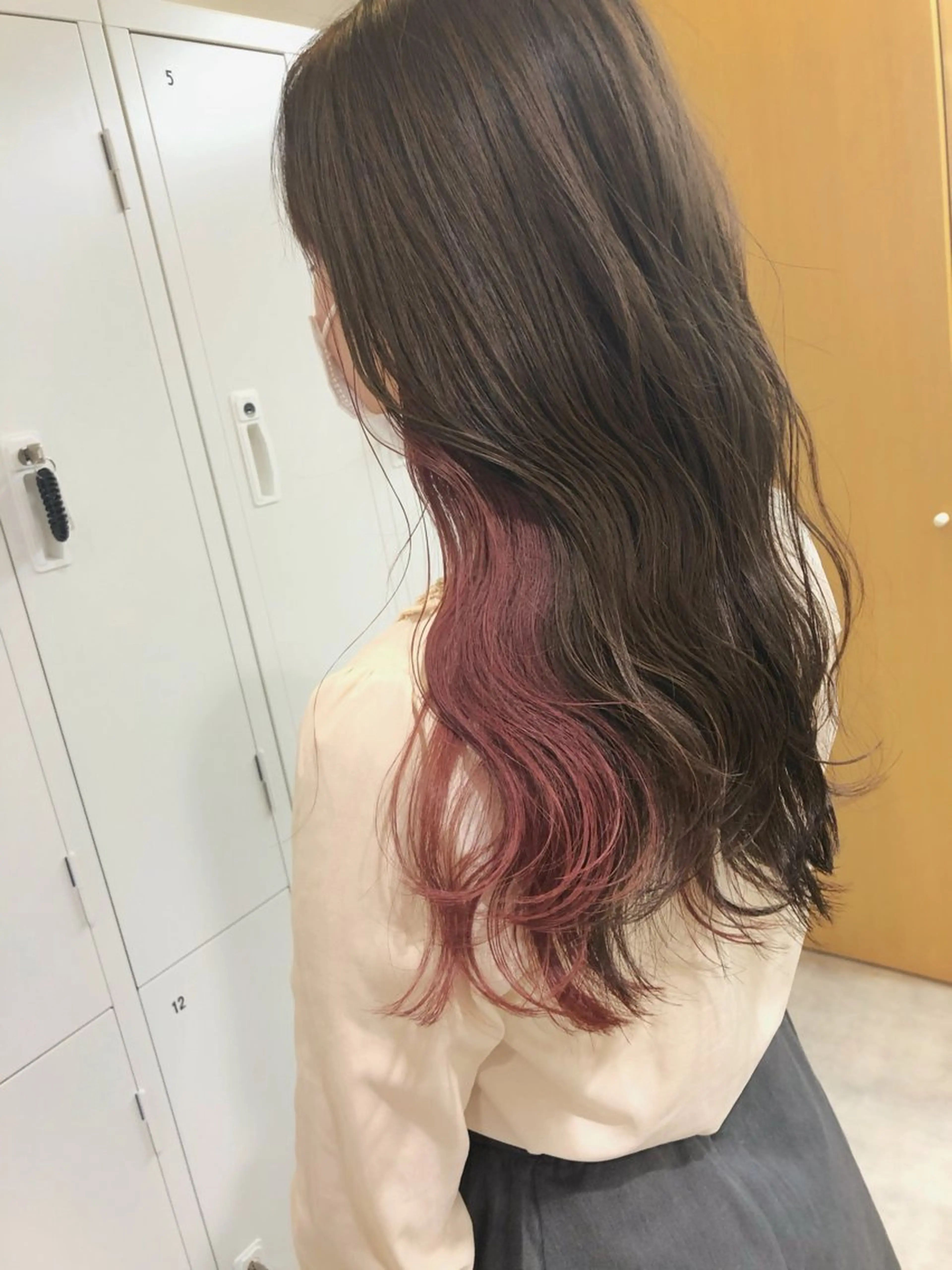 ロング カラー ヘアアレンジ ブリーチ ブラウンカラー ダークブラウン イヤリングカラー ピンクカラー 艶髪/髪質改善/ 松村きさらのヘアスタイル