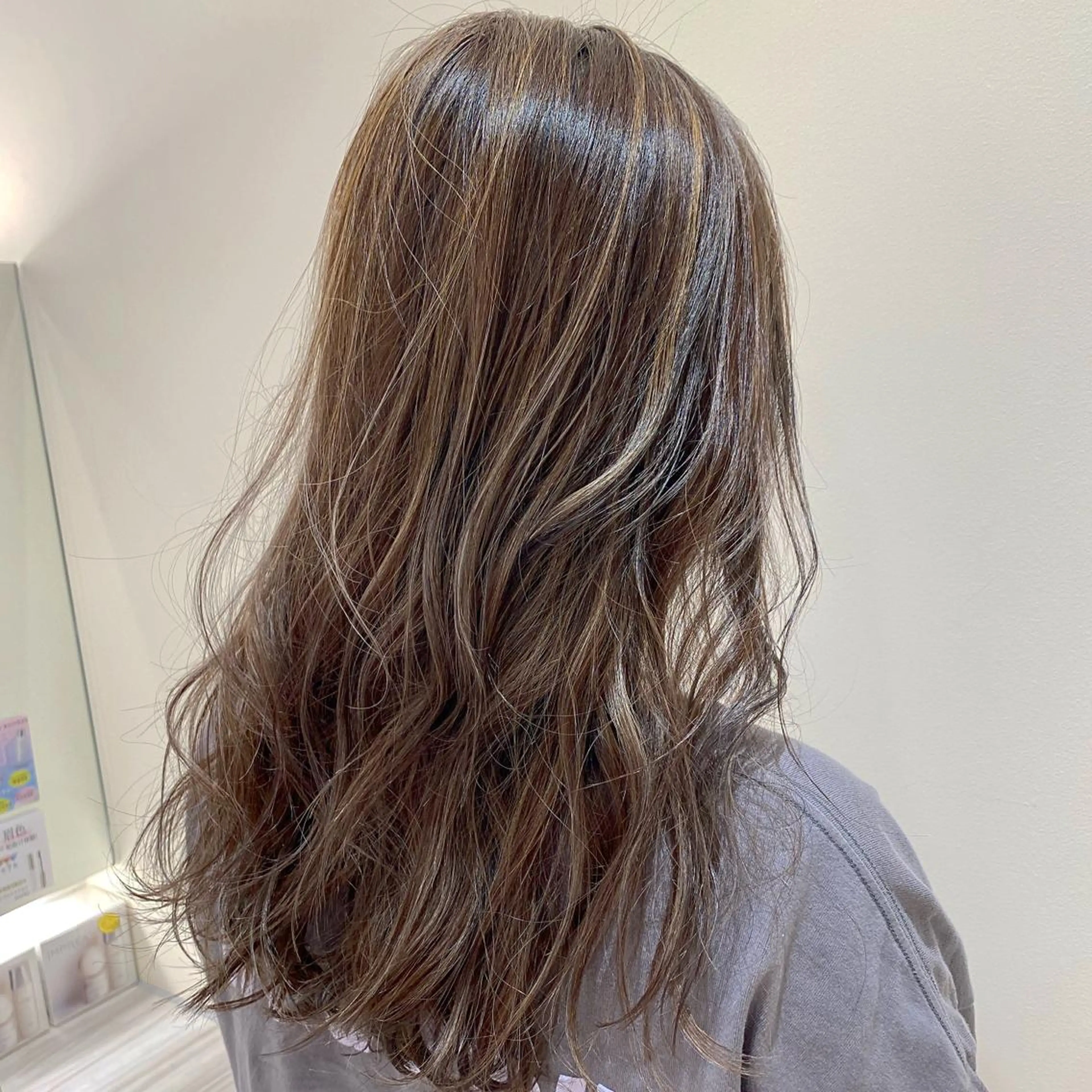 セミロング カラー カット ヘアカラー トリートメント プレイングカラー🤍 細めハイライトのヘアスタイル