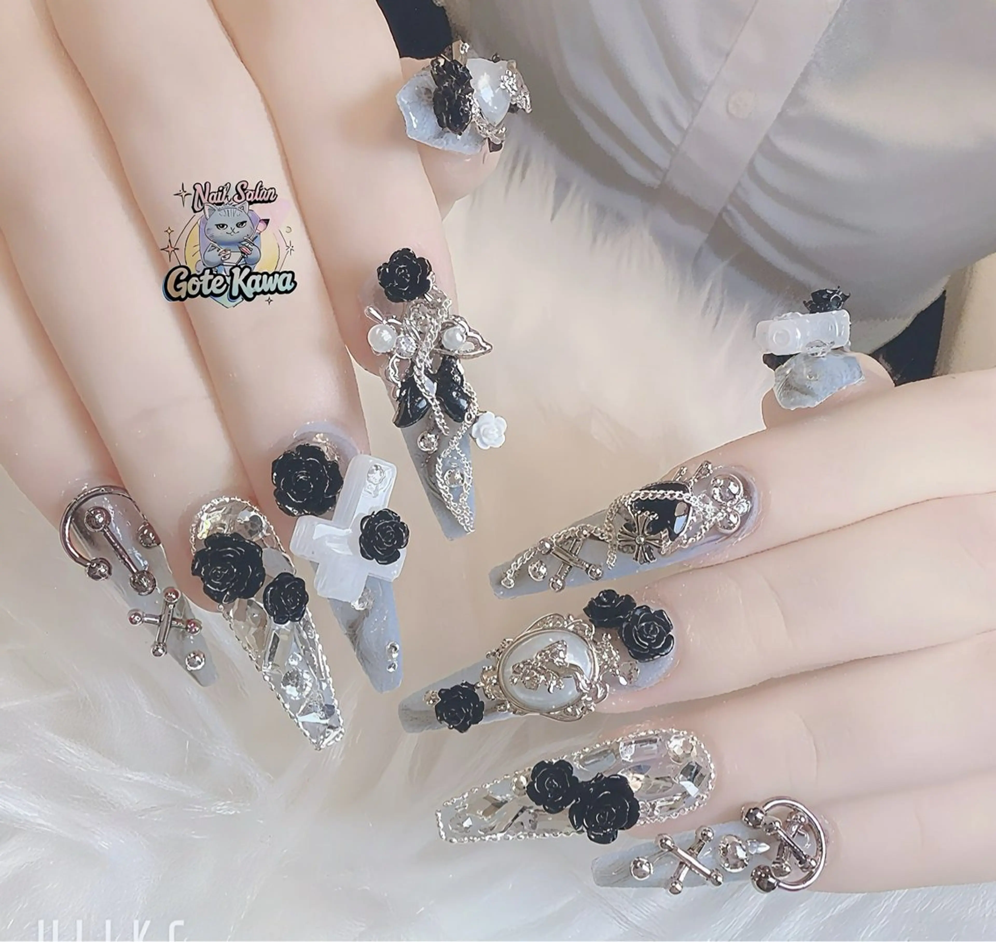 ネイル キラキラネイル ロングネイル 持ち込み シルバー スーパーロングネイル ハンドネイル ハンドケア GOTE KAWA Nail Salon(ゴテかわ)所属・Gote Kawa nail salonのネイルデザイン