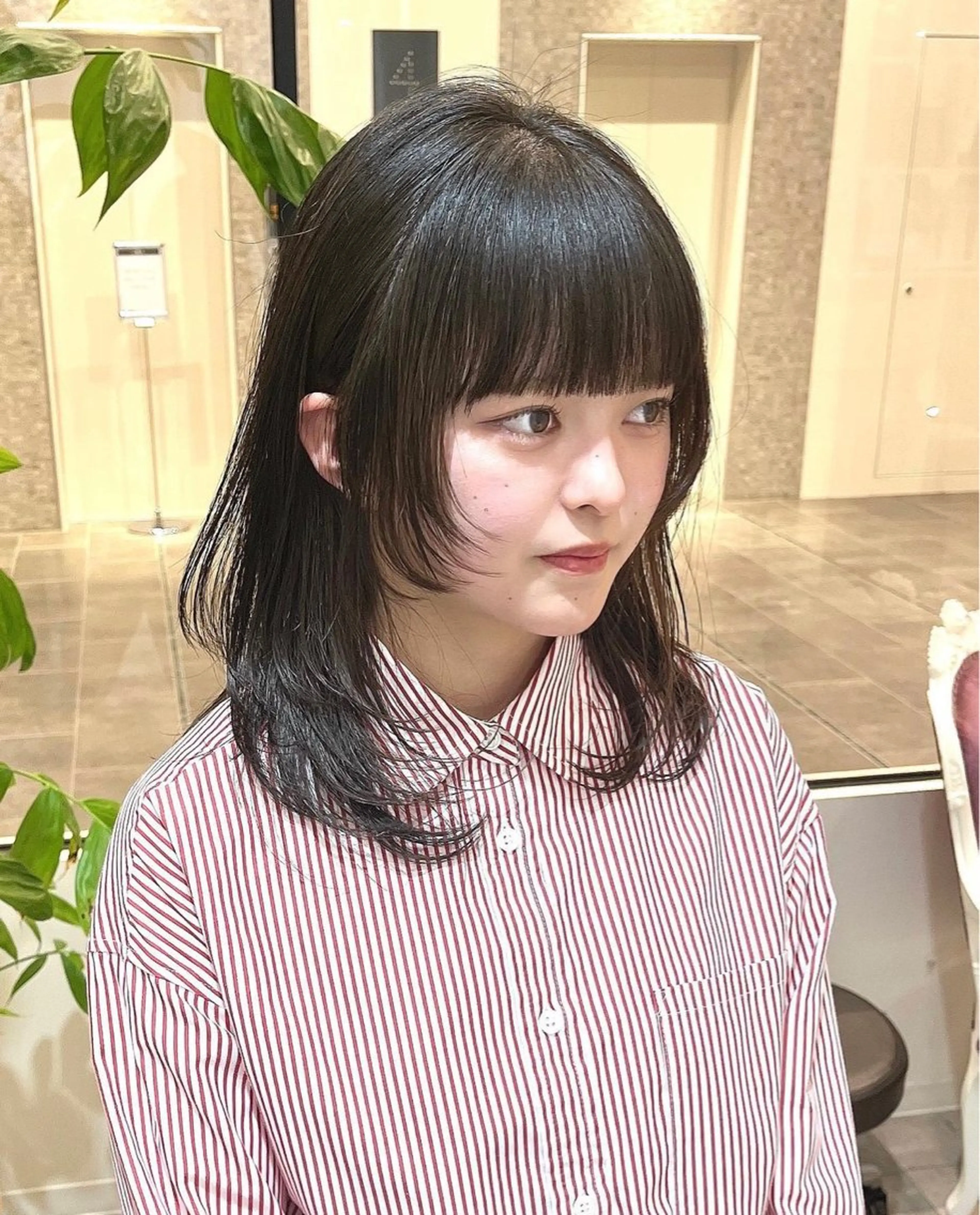 ミディアム レイヤーカット 大阪ウルフカット 🐺デザインカラーのヘアスタイル