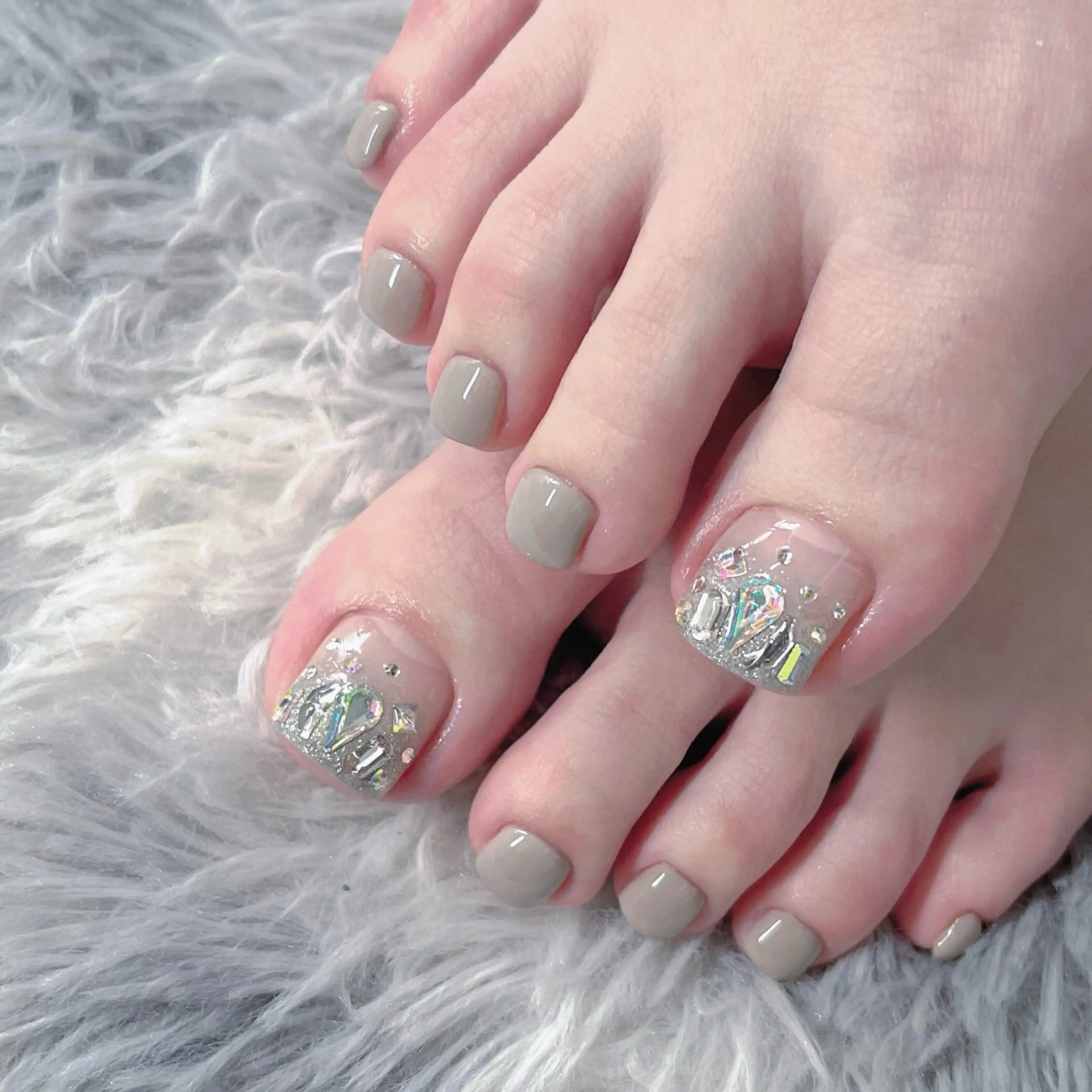 ネイル フットネイル フレンチネイル ジェルネイル ラメ(グリッター) ラメグラデーション フットネイル NEO Beauty Salon所属・𝐍𝐄𝐎 𝐉𝐔𝐑𝐈のネイルデザイン