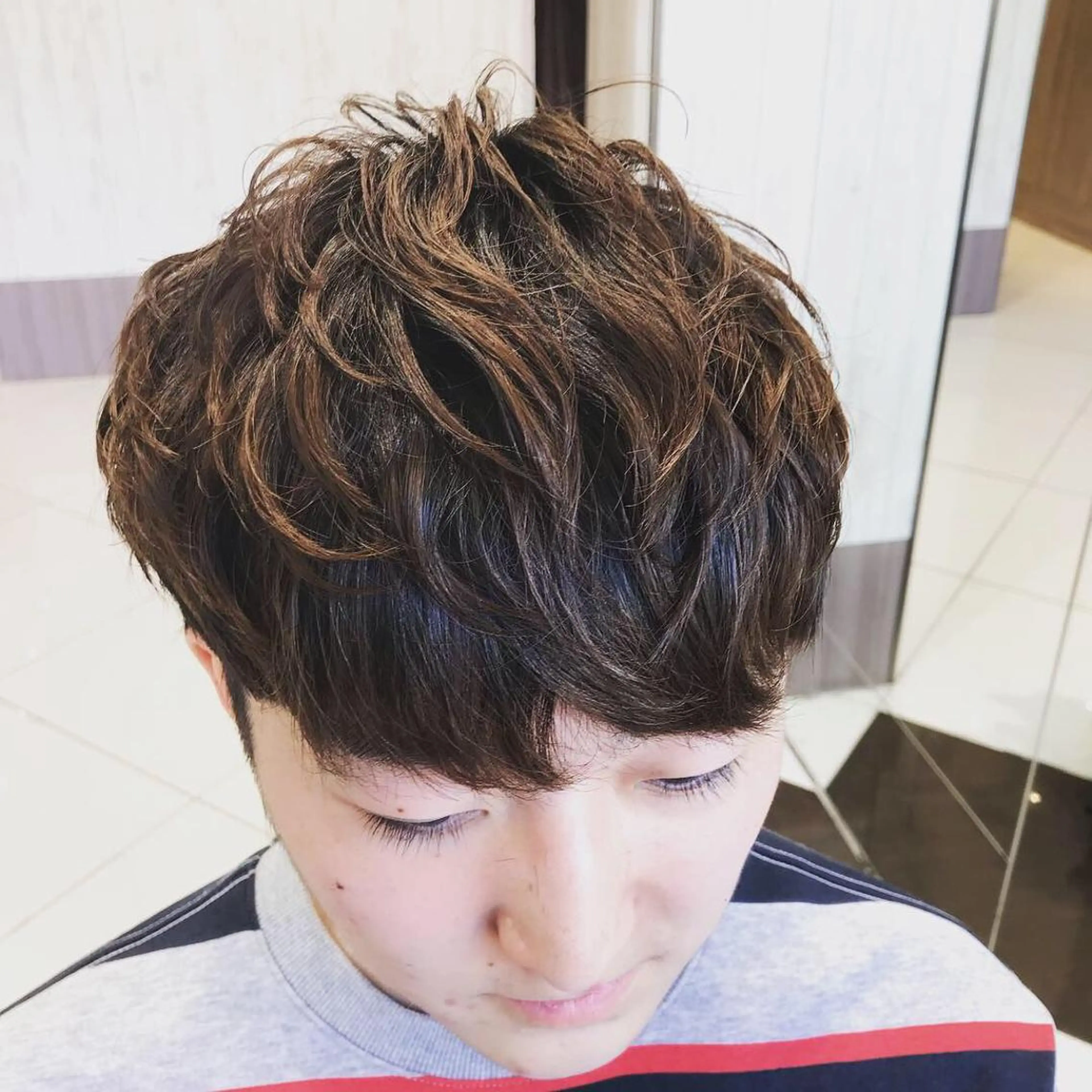 ショート パーマ メンズ メンズパーマ ショートヘア Lamp所属・ショート／透明感 カラー加治竜汰💡のヘアスタイル