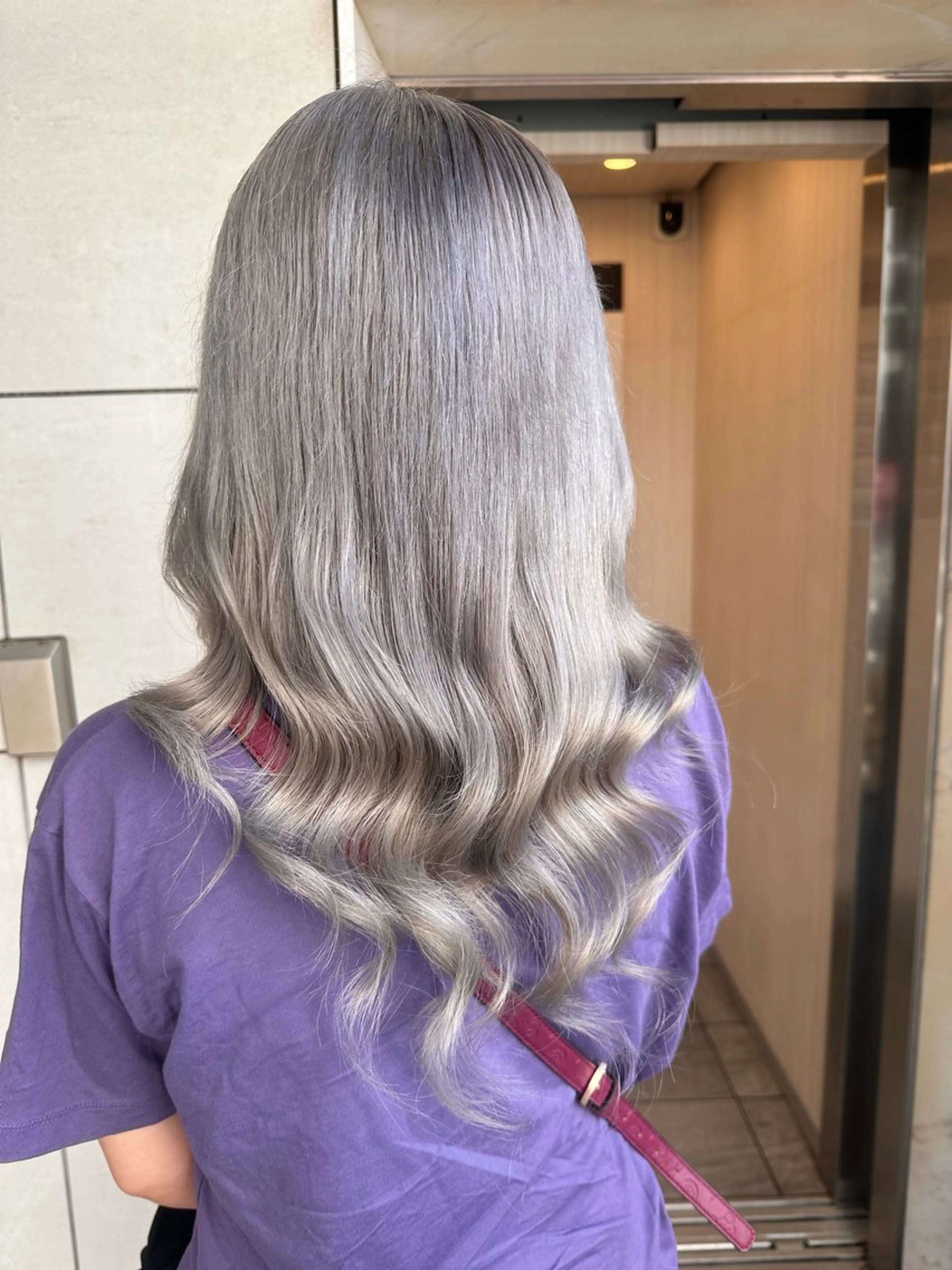 セミロング カラー ブリーチ ケアブリーチ ハイトーンカラー シルバー ヘアカラー トリートメント 🧸プルエクステ❤︎ ネイルKAO🧸のヘアスタイル