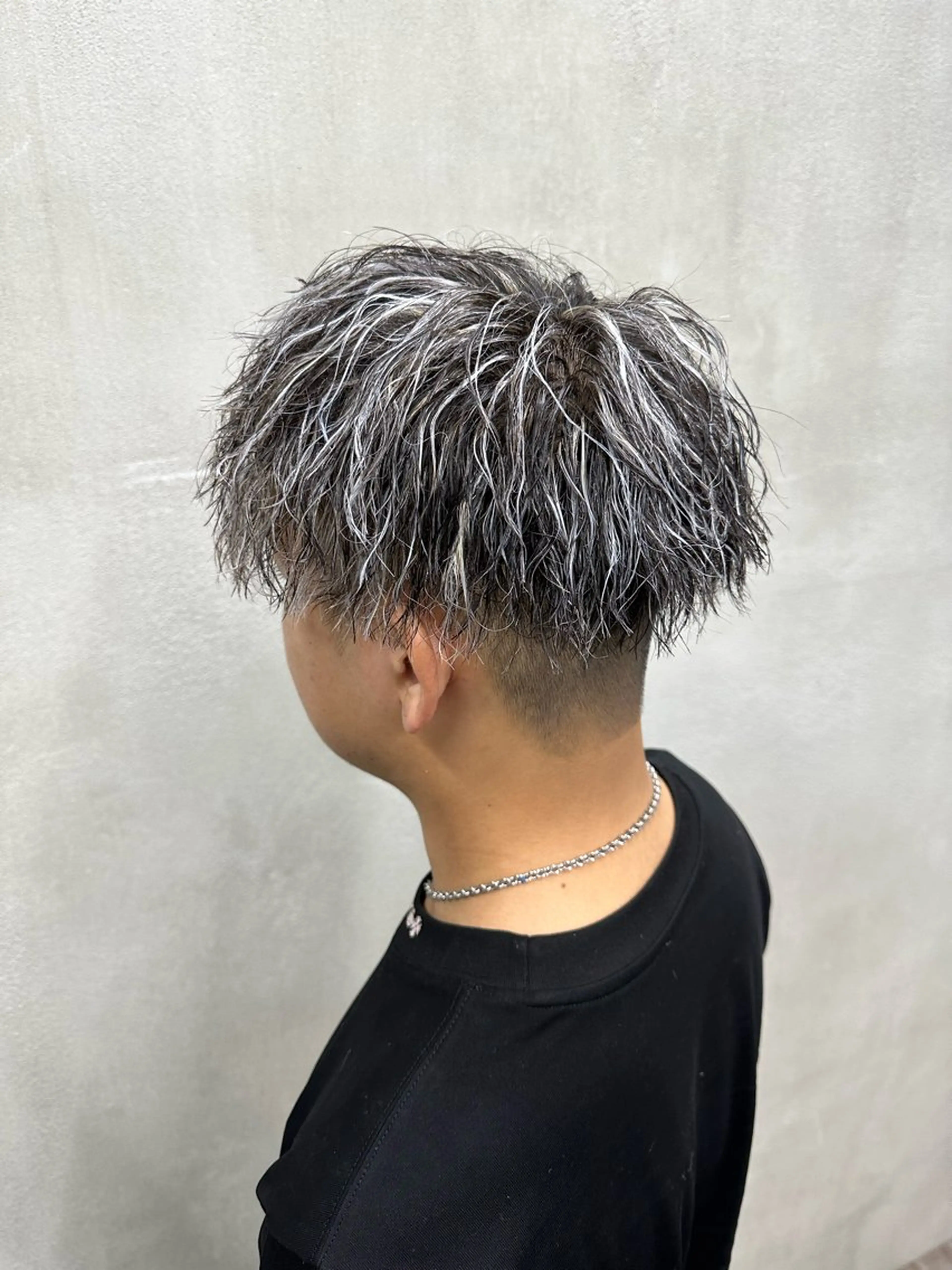 カラー パーマ メンズ メンズハイライト メンズメッシュ メンズパーマ ツイストスパイラルパーマ ハイライトカラー 山本 莉人のヘアスタイル