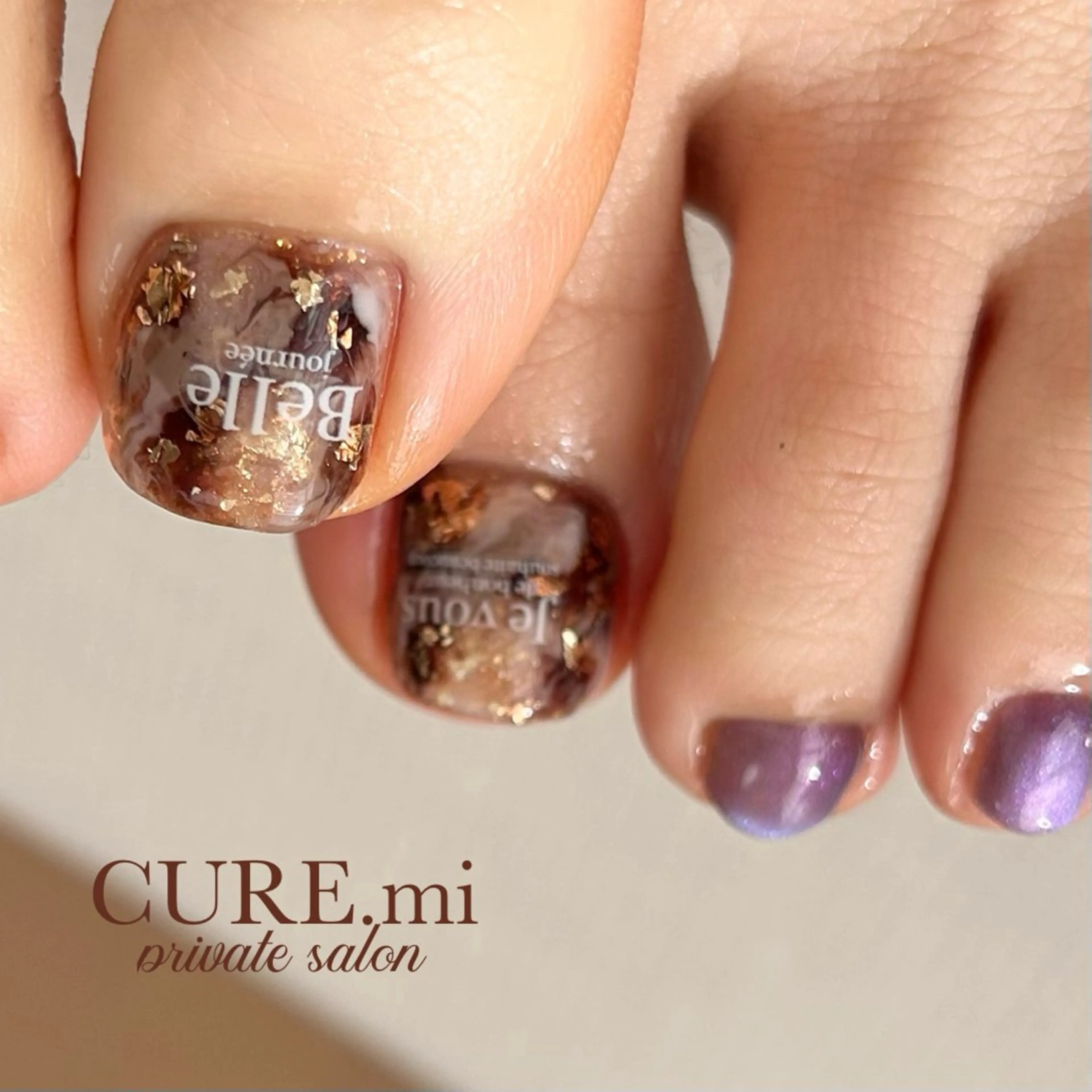 ネイル フットネイル キラキラネイル マグネットネイル ニュアンスネイル フットネイル CURE.mi所属・伊藤 美香のネイルデザイン