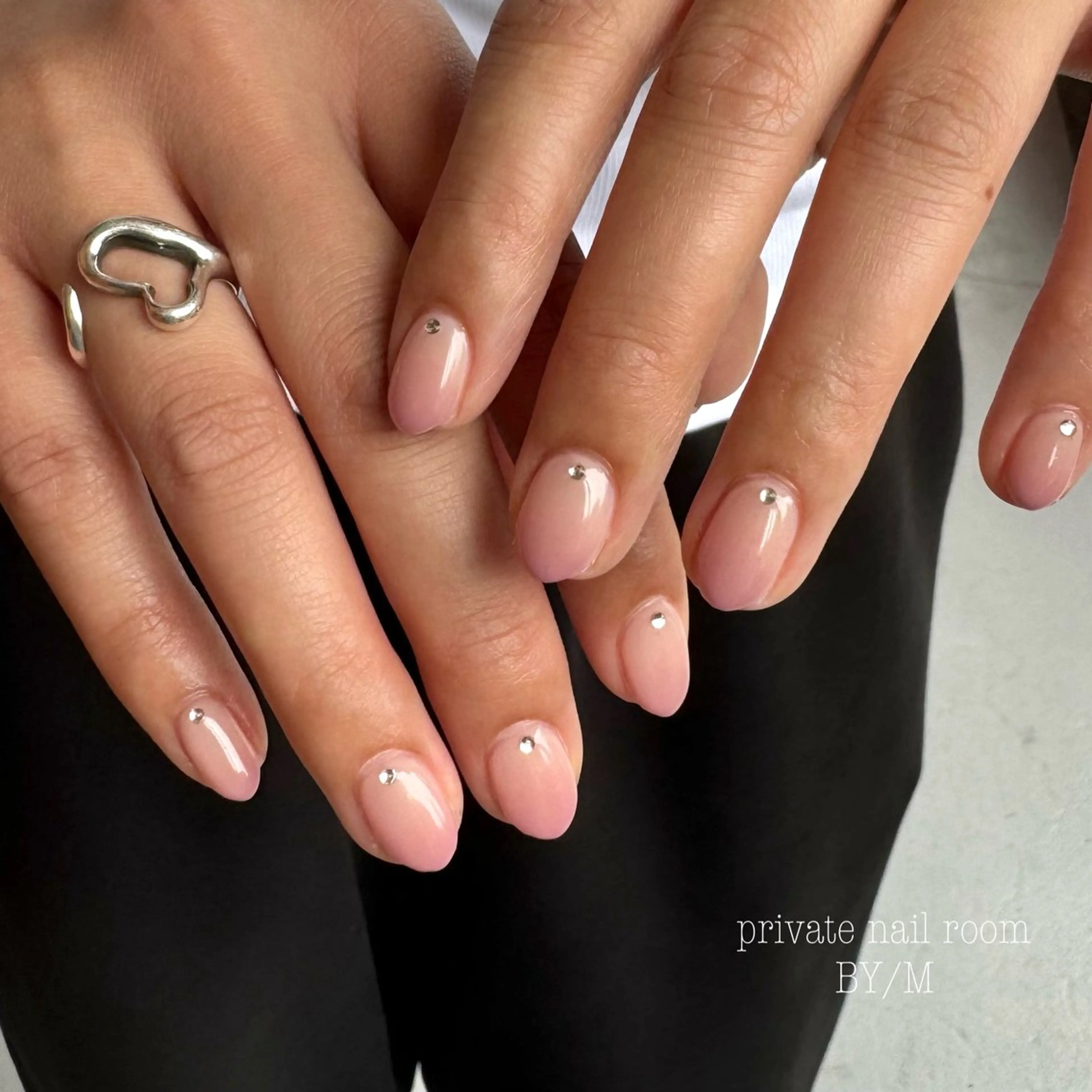 ネイル グラデーション 持ち込み ピンク シンプルネイル ストーンネイル ハンドネイル BY / Mのネイルデザイン