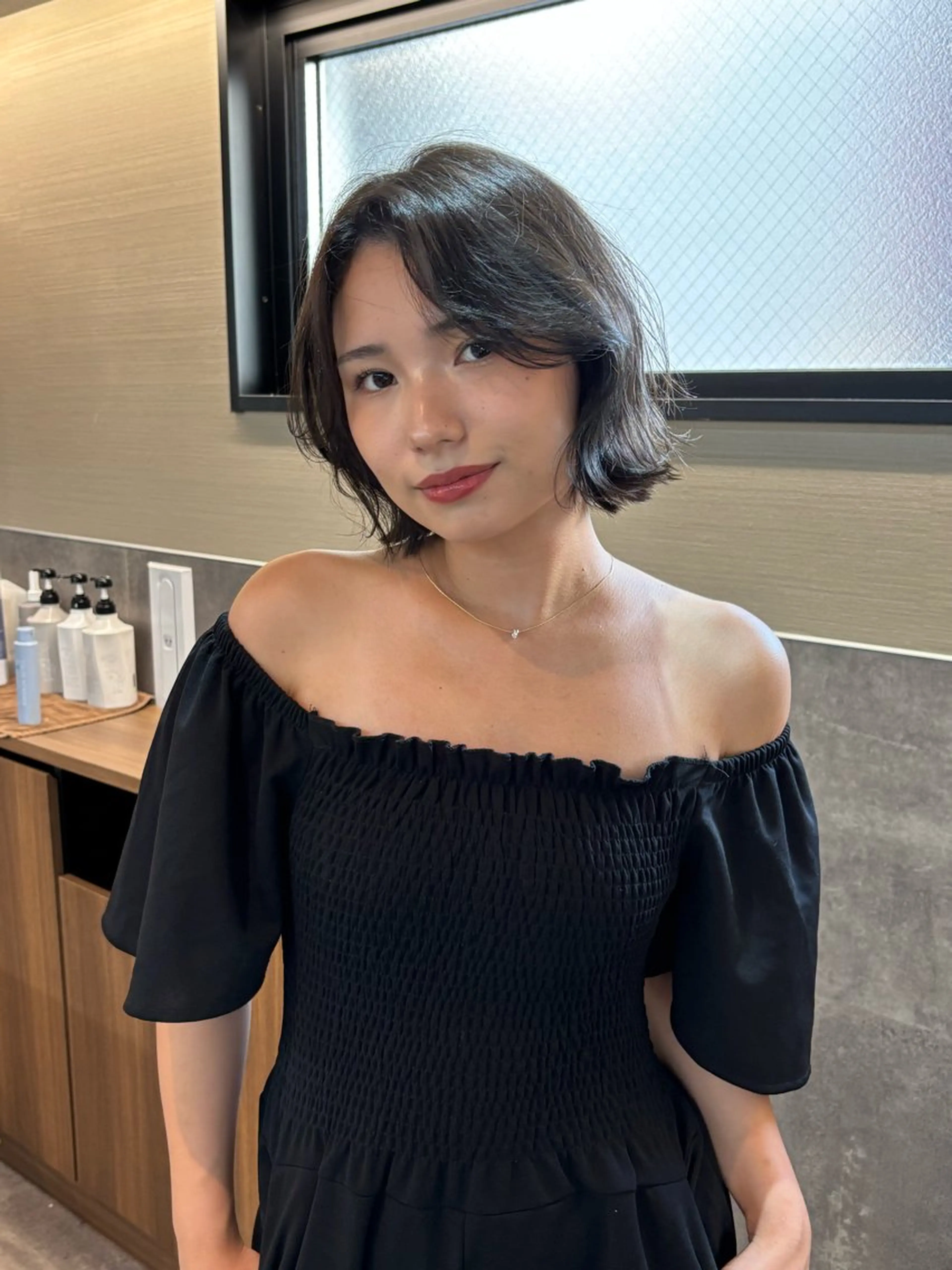 ショート カラー 渡 汐音のヘアスタイル