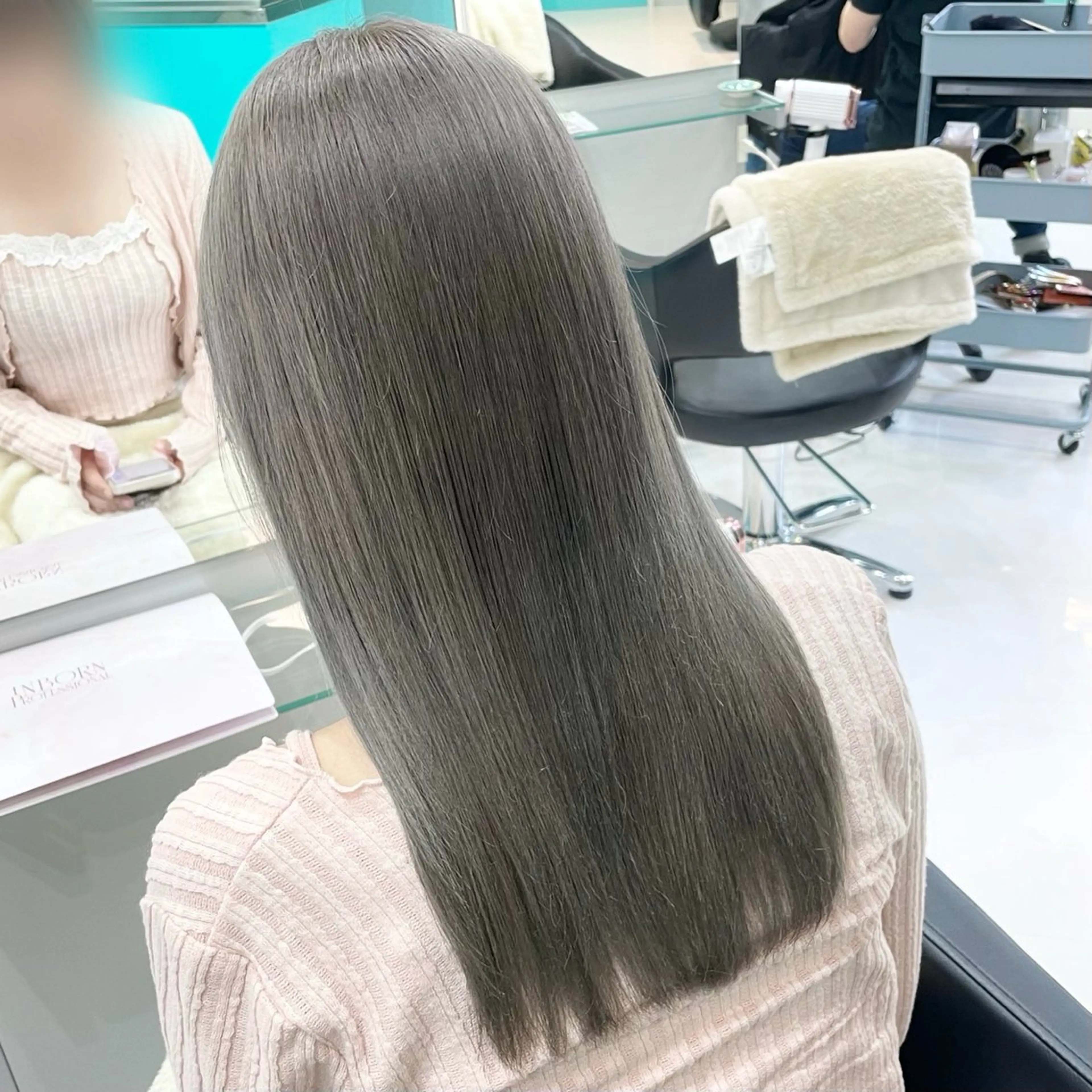 セミロング カラー グレージュ 艶/透明感 🫧カラーのヘアスタイル