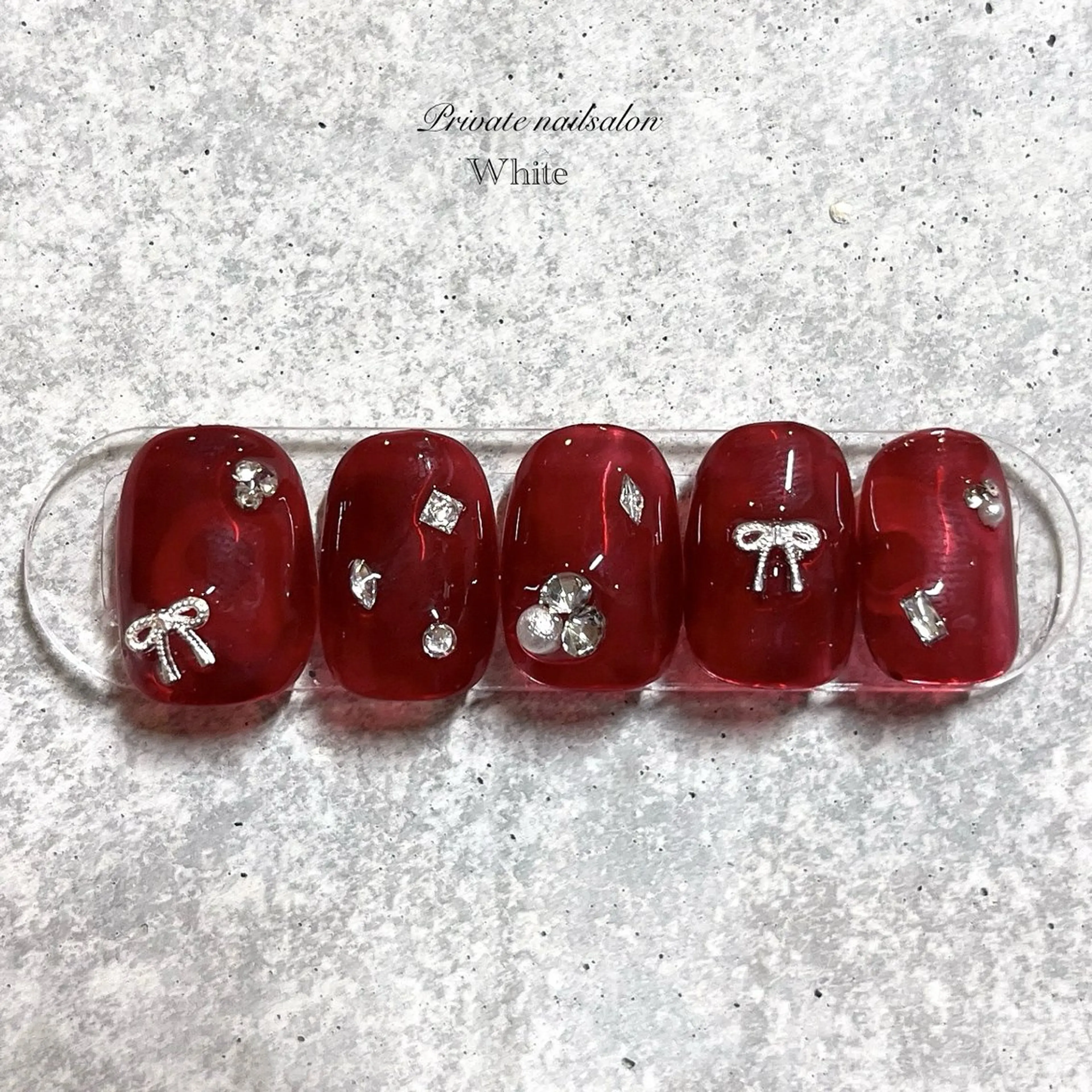 ネイル ボルドー キラキラネイル ニュアンスネイル リボン 冬ネイル ハンドネイル SAKASHITA KEIのネイルデザイン