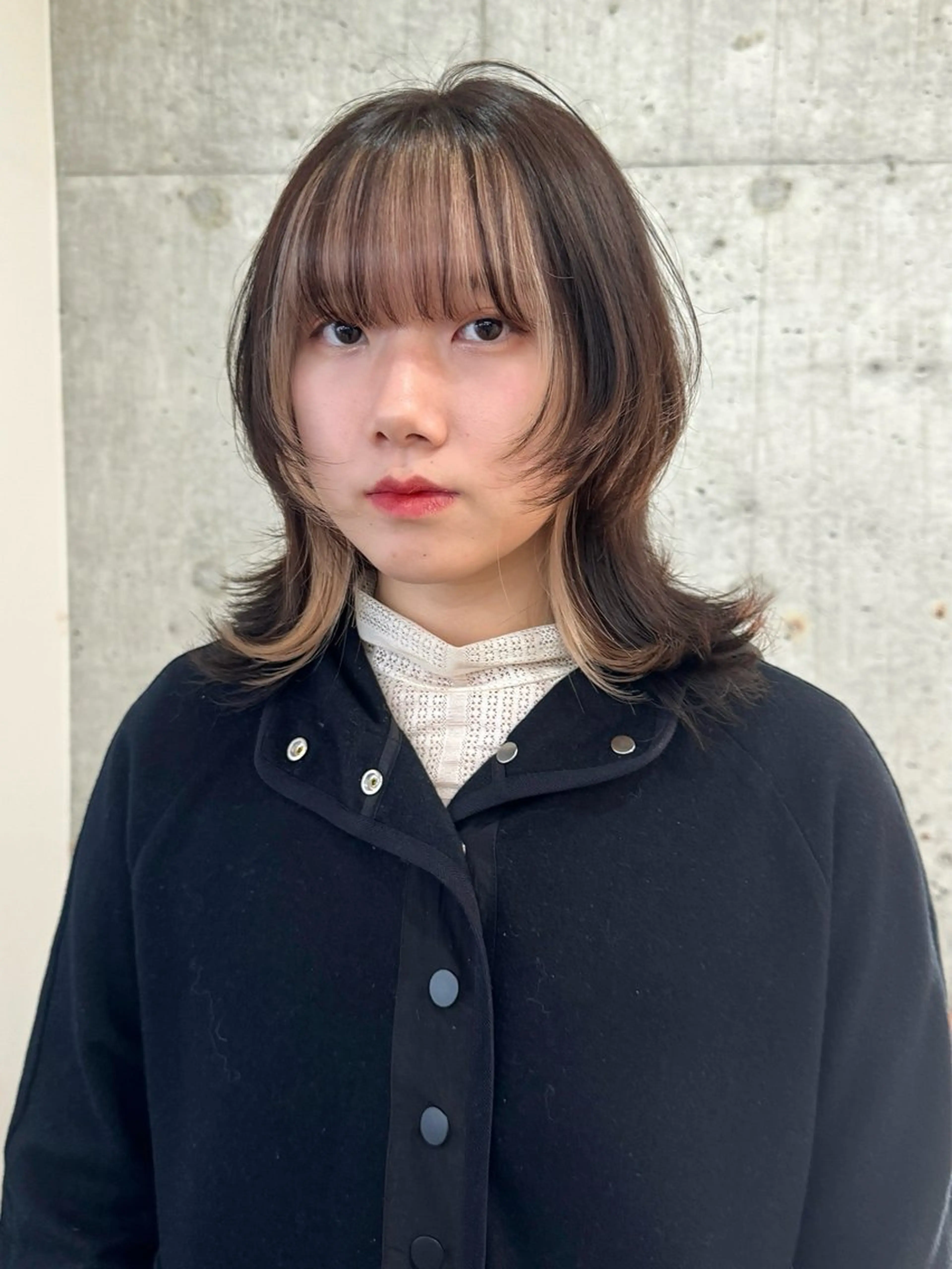 ミディアム カラー ベージュカラー ミルクティーベージュ ヘアカラー 切りっぱなしボブ/ ブリーチカラー/大塚のヘアスタイル