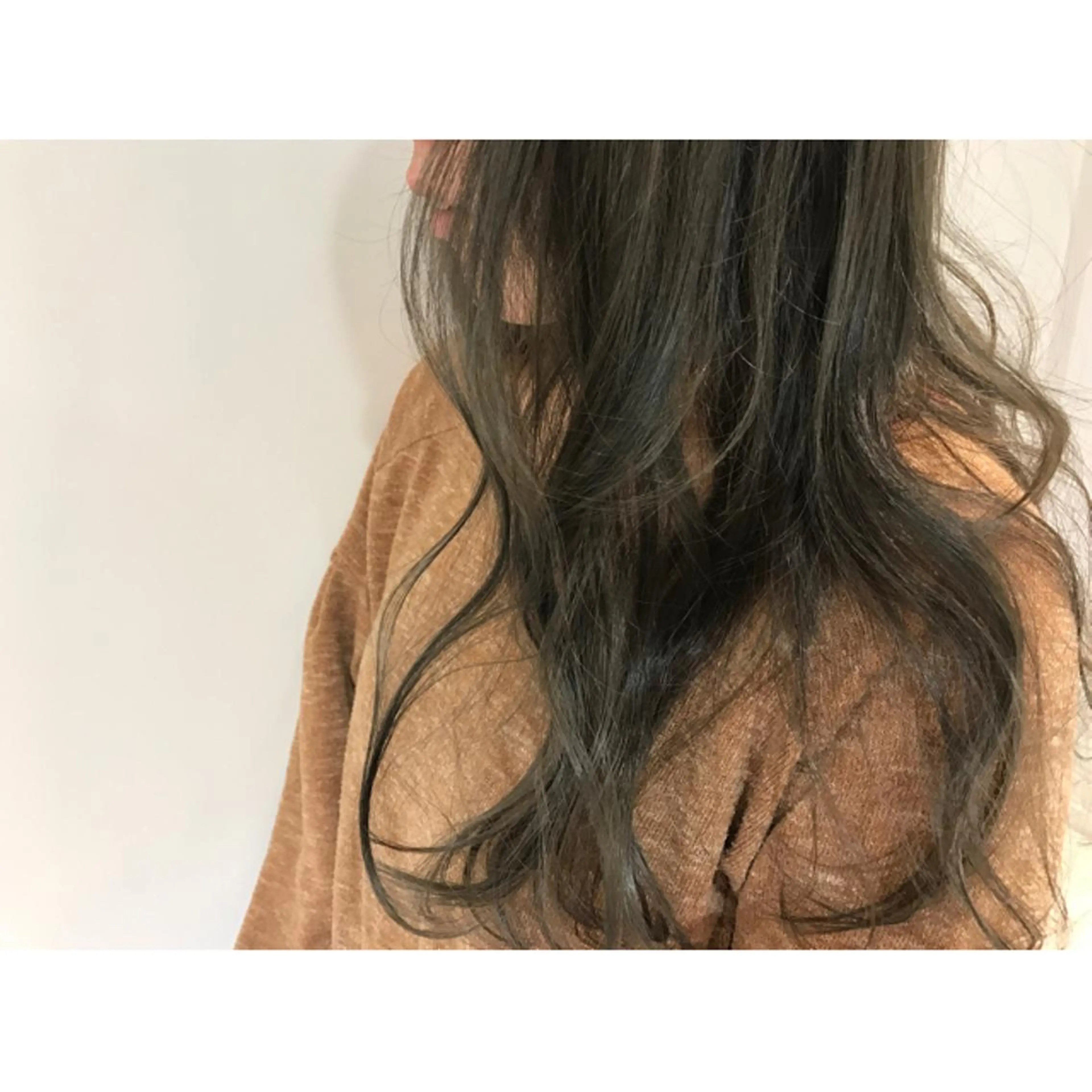 ロング カラー アッシュ 若林 美由希のヘアスタイル