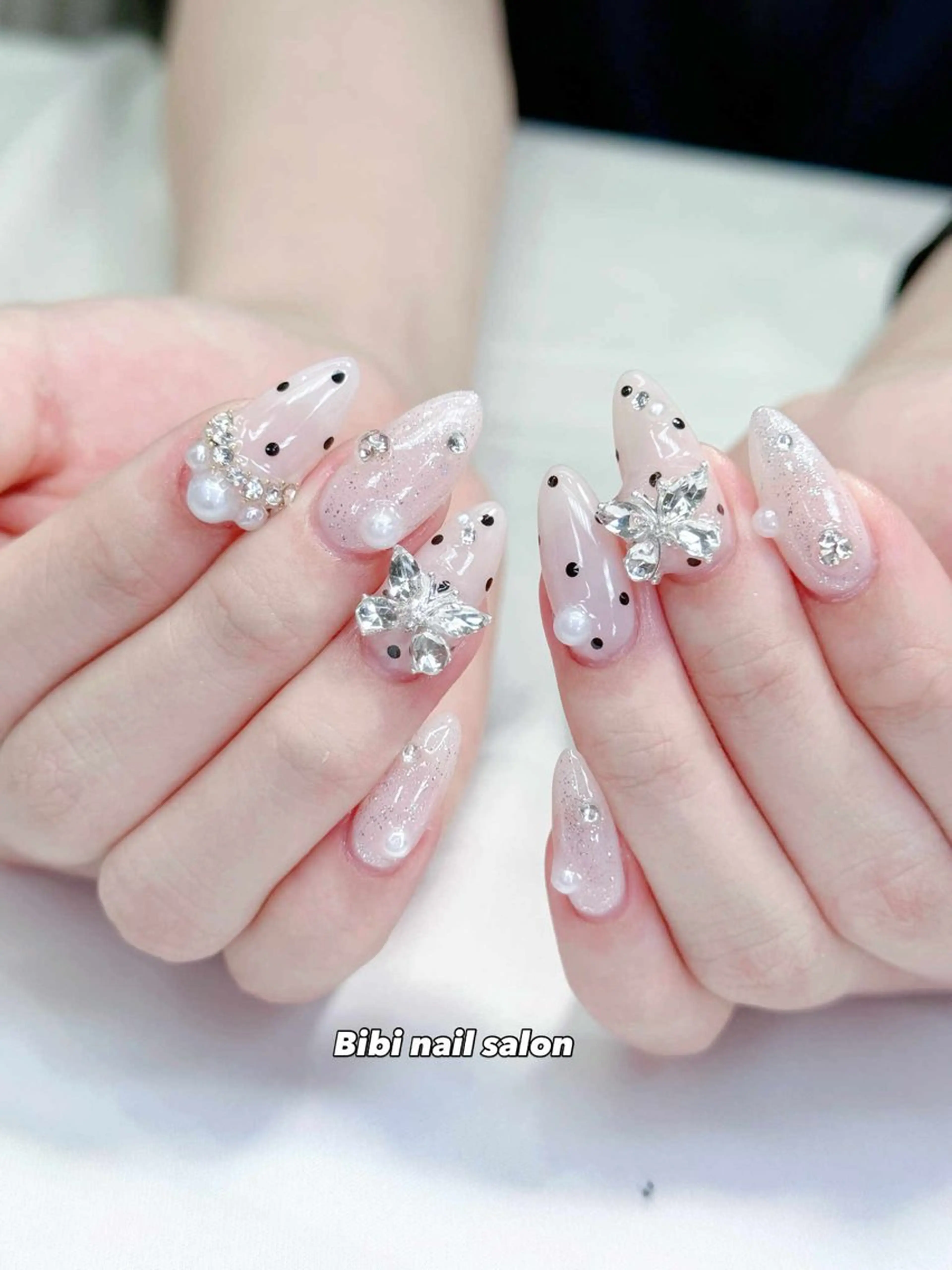 ミディアム ハンドネイル Bibi beauty spa Osaka所属・Chann Channのネイルデザイン