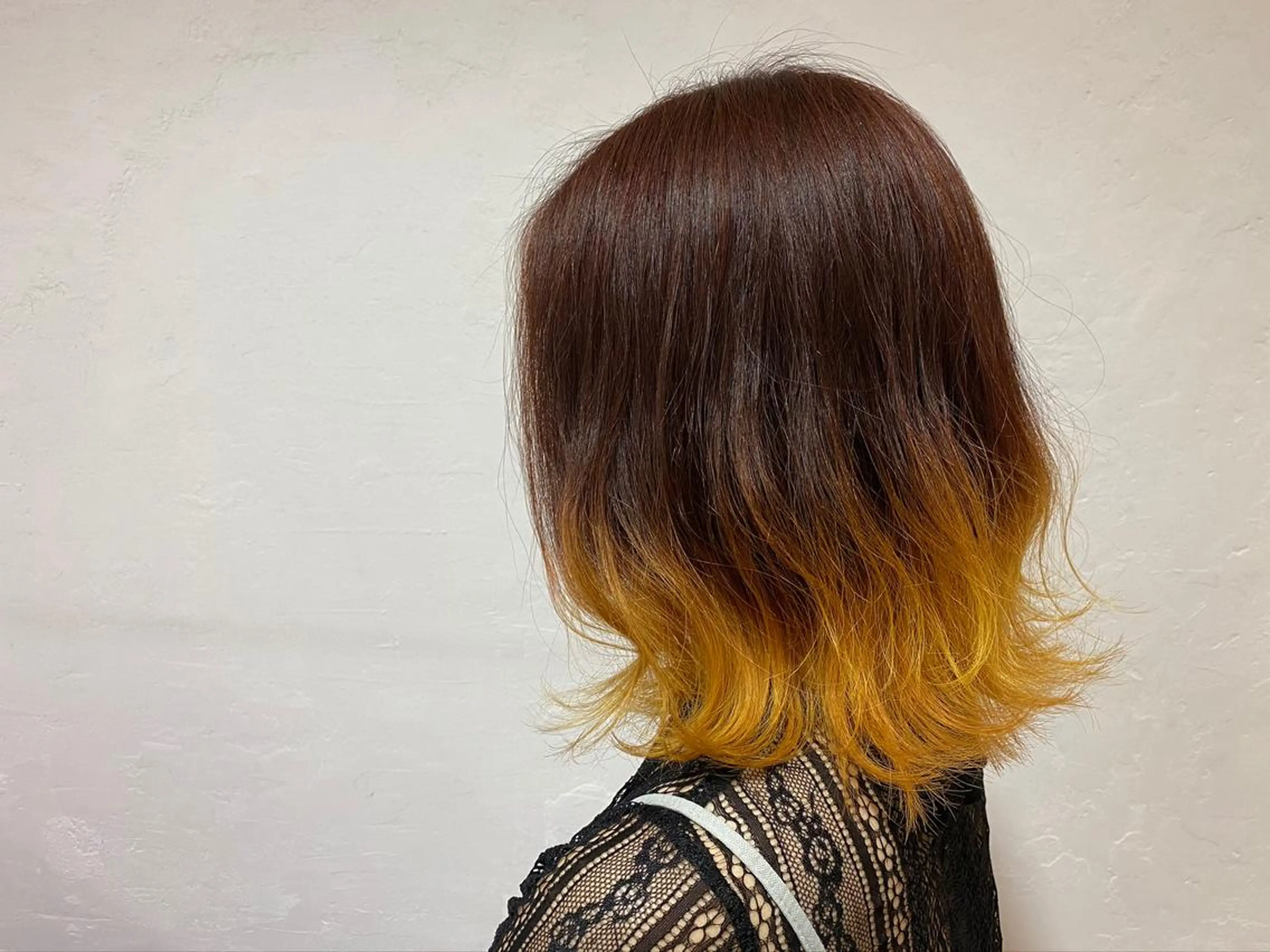 ミディアム カラー ブリーチ グラデーションカラー イエローカラー 小岸 竜のヘアスタイル