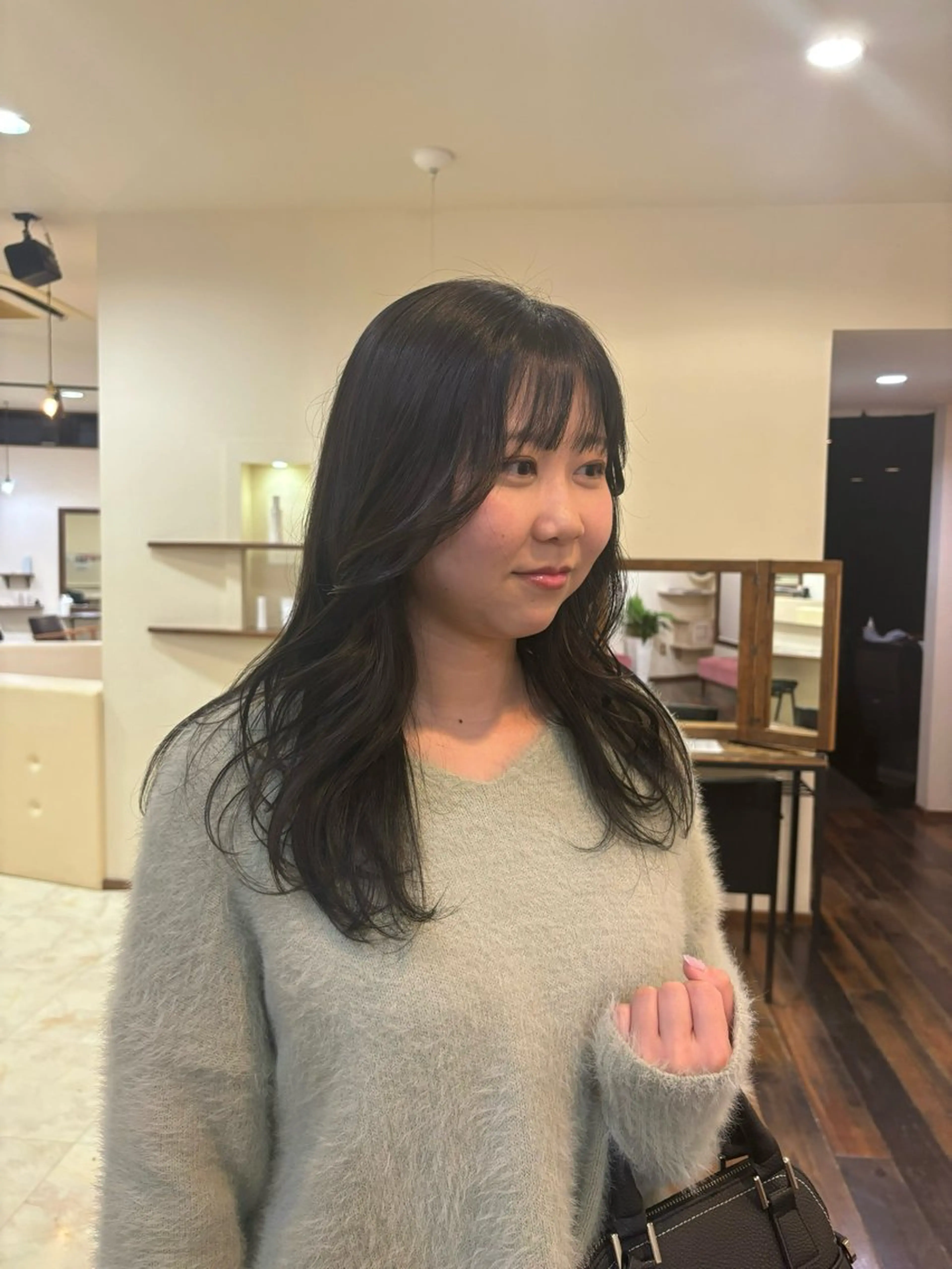 セミロング カラー ダークグレー CEEK NO.4所属・野口 侑依奈のヘアスタイル
