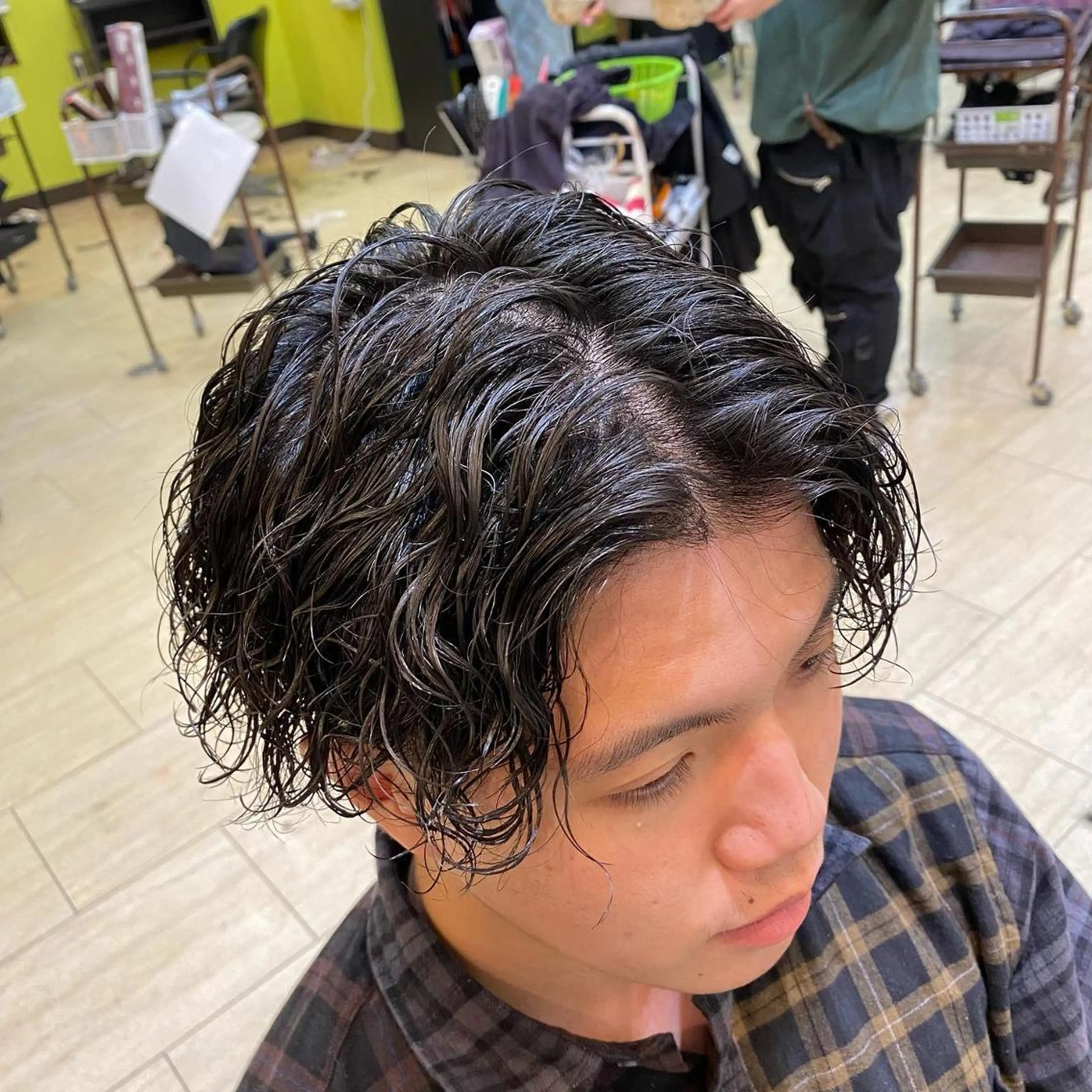 ショート カラー パーマ メンズ メンズ韓国風 メンズパーマ 学生（メンズ向け） メンズツイストパーマ 学生 三ノ宮フェザーパーマ 蕃本 啓利のヘアスタイル