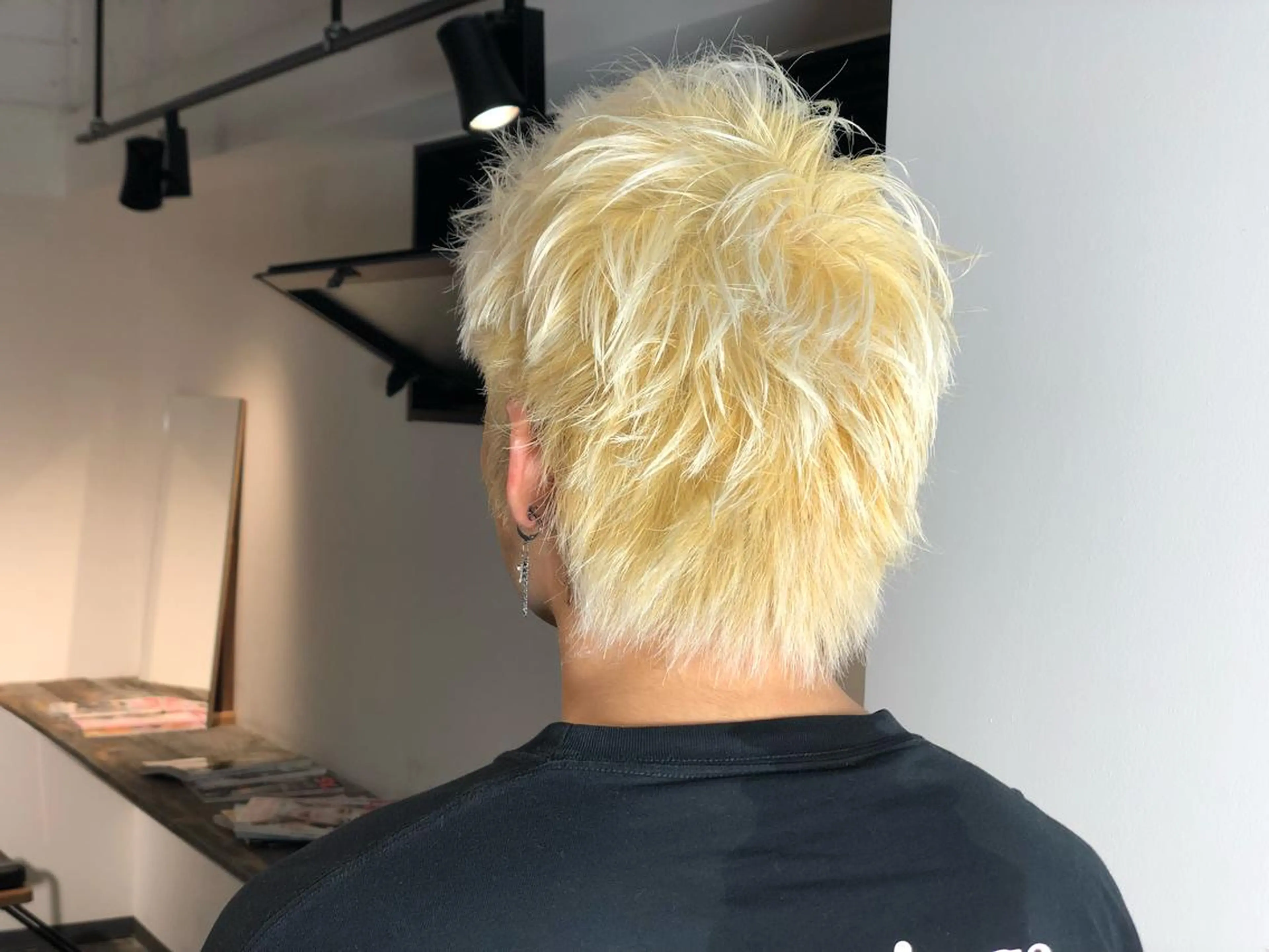 ショート カラー メンズ ハイトーン/レイヤー /ケアブリーチ石川治のヘアスタイル