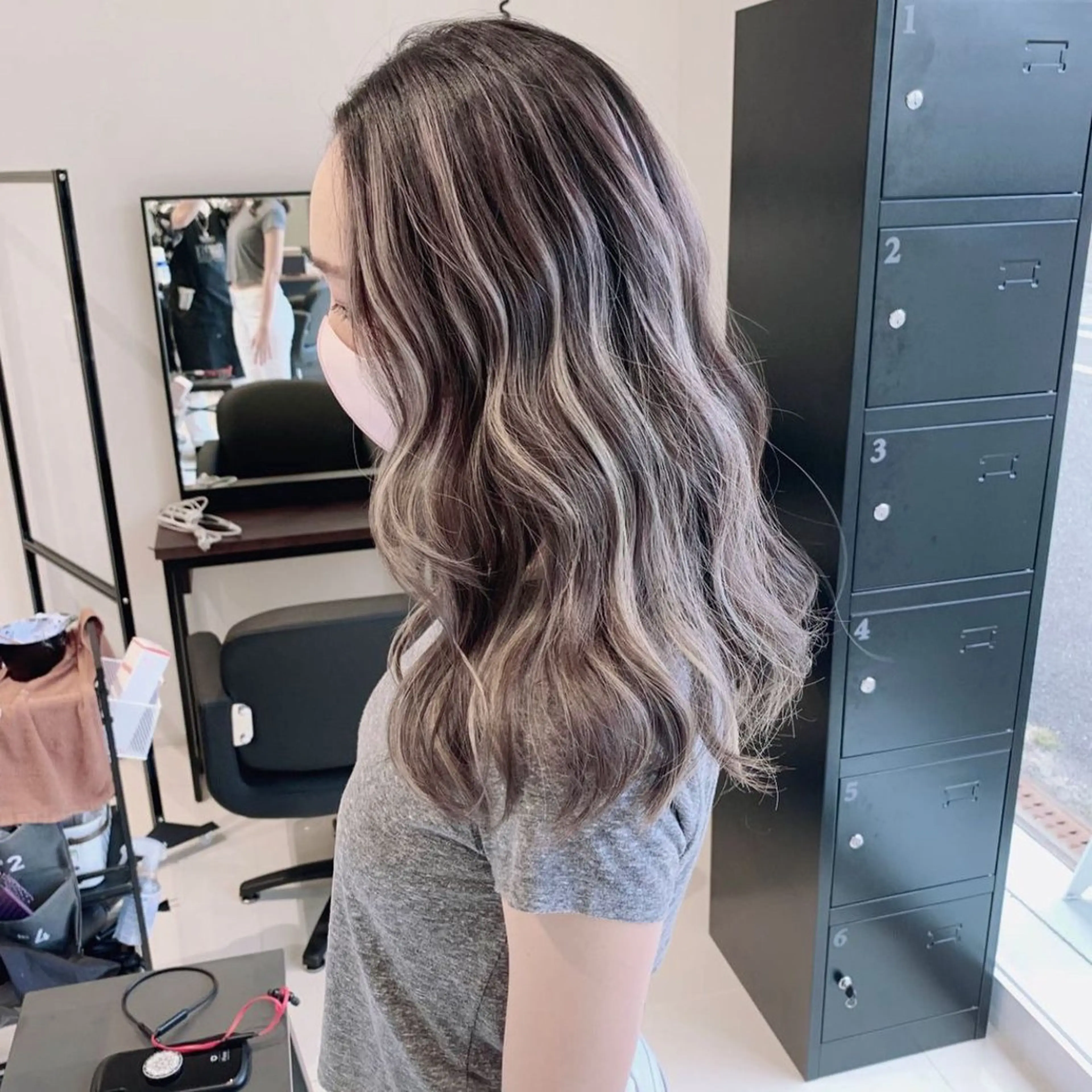 ロング カラー ブリーチ ケアブリーチ ヘアカラー オフホワイトアンドなんば所属・福西 洋斗のヘアスタイル