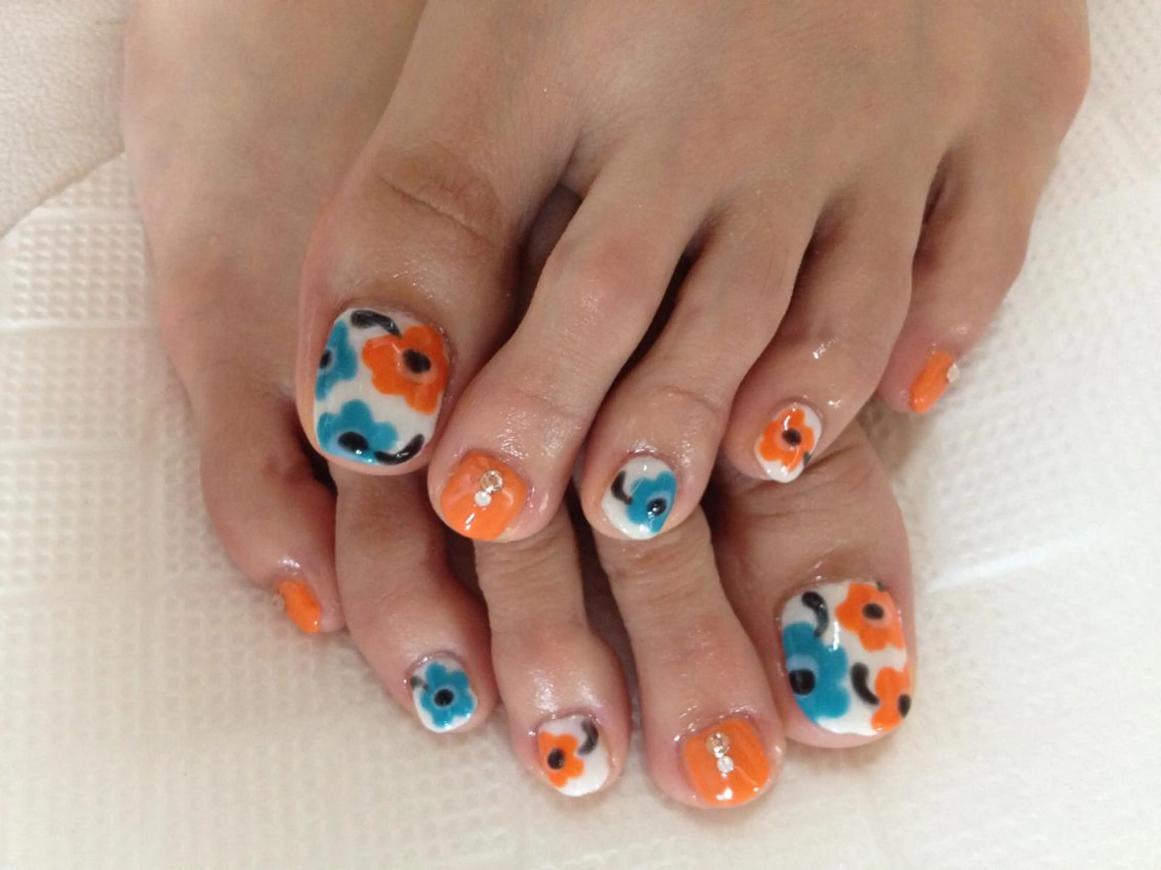 ネイル 水色 オレンジ フットネイル eyelash＆nail オクタビアス所属・オクタ ビアスのマツエク・マツパデザイン