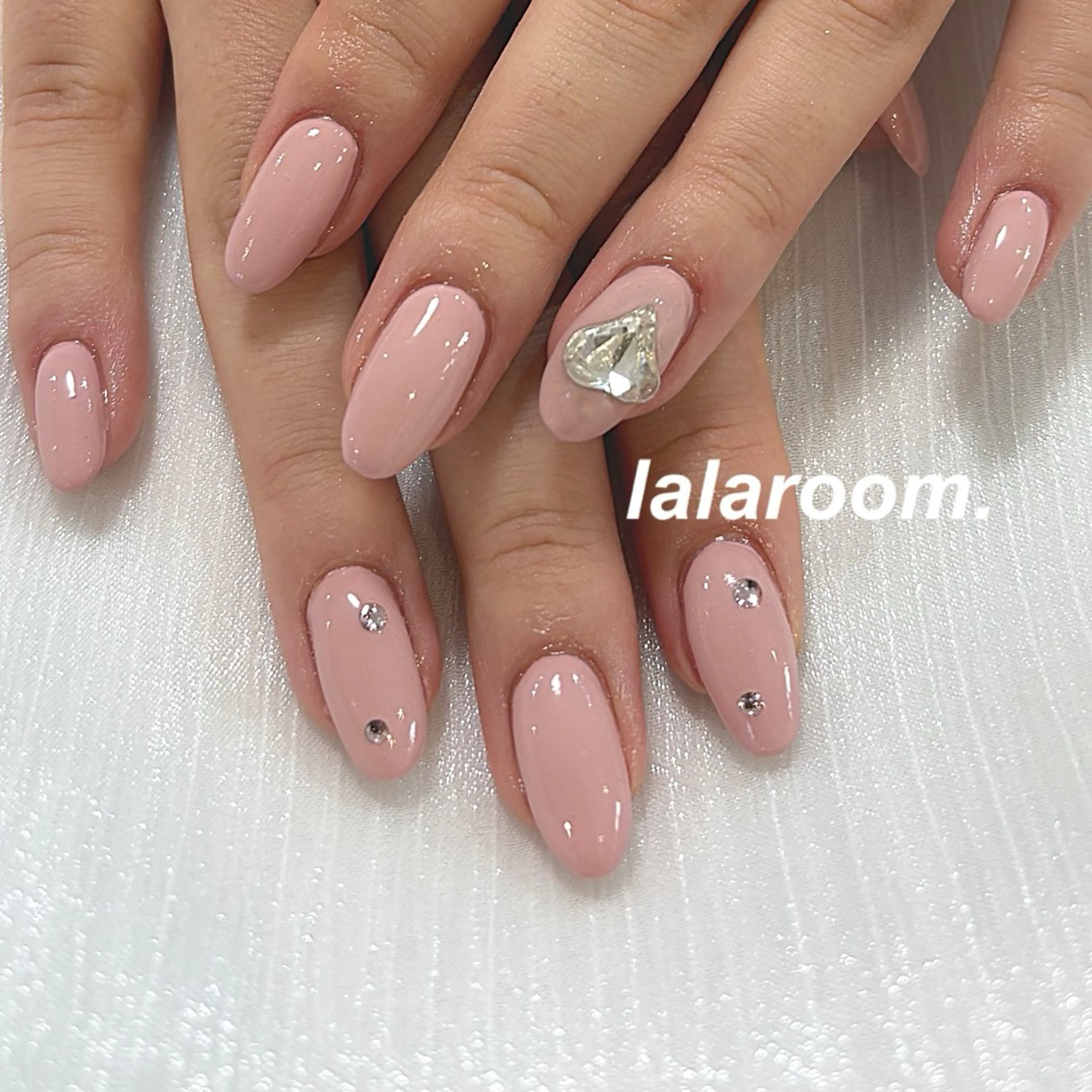 ネイル キラキラネイル マグネットネイル オフィスネイル ワンカラーネイル シンプルネイル ハンドネイル lala room.のネイルデザイン