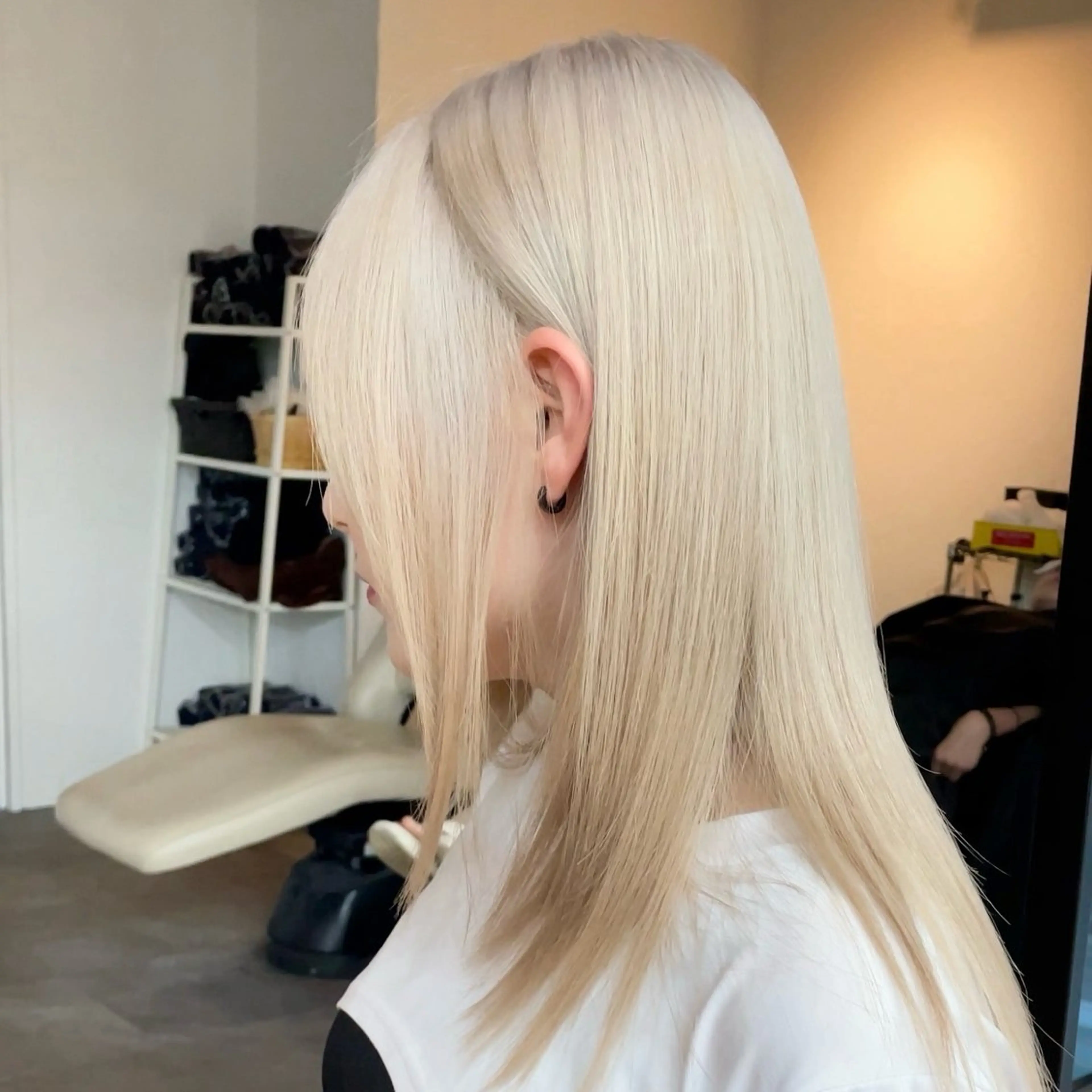 ロング カラー ベージュカラー ブリーチ ケアブリーチ デザインカラー ハイトーンカラー ヘアカラー トリートメント ハイトーン特化× 韓国風カット赤井龍斗のヘアスタイル