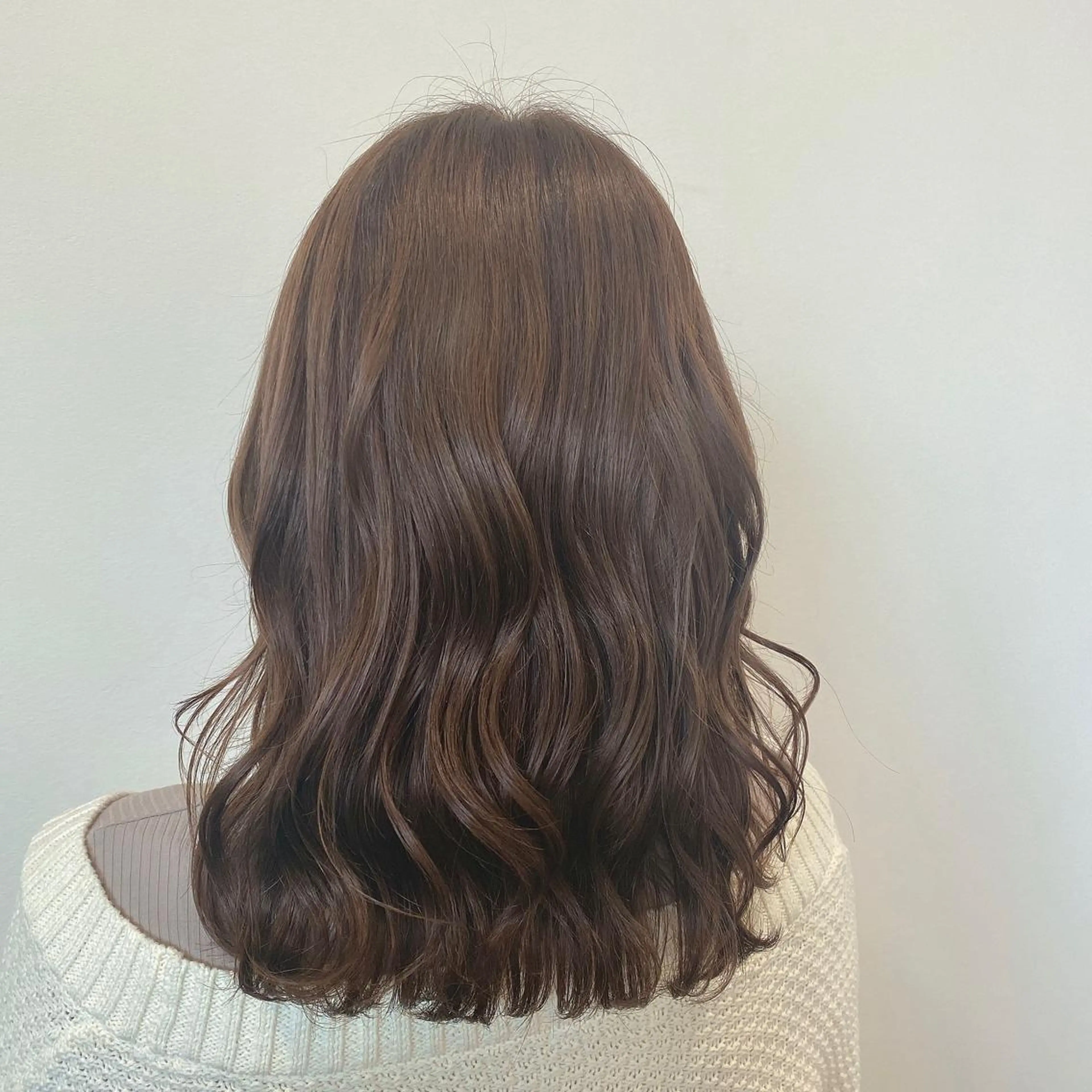 セミロング カラー ブラウンカラー チョコレートブラウン カット ヘアカラー 阿部 響香のヘアスタイル