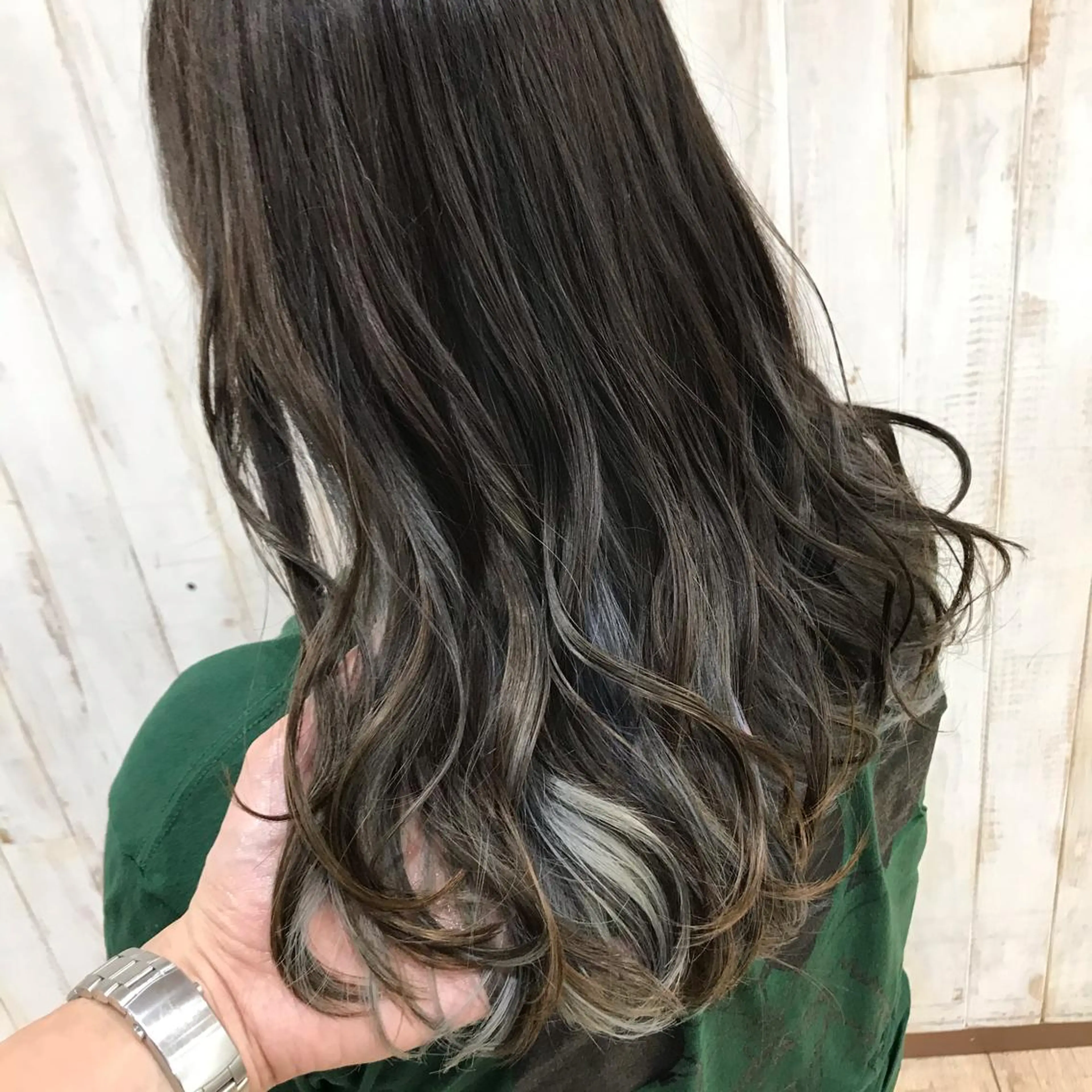 ロング カラー ハイライトカラー インナーカラー シルバー ハイライト ヘアカラー 樽見 浩司のヘアスタイル