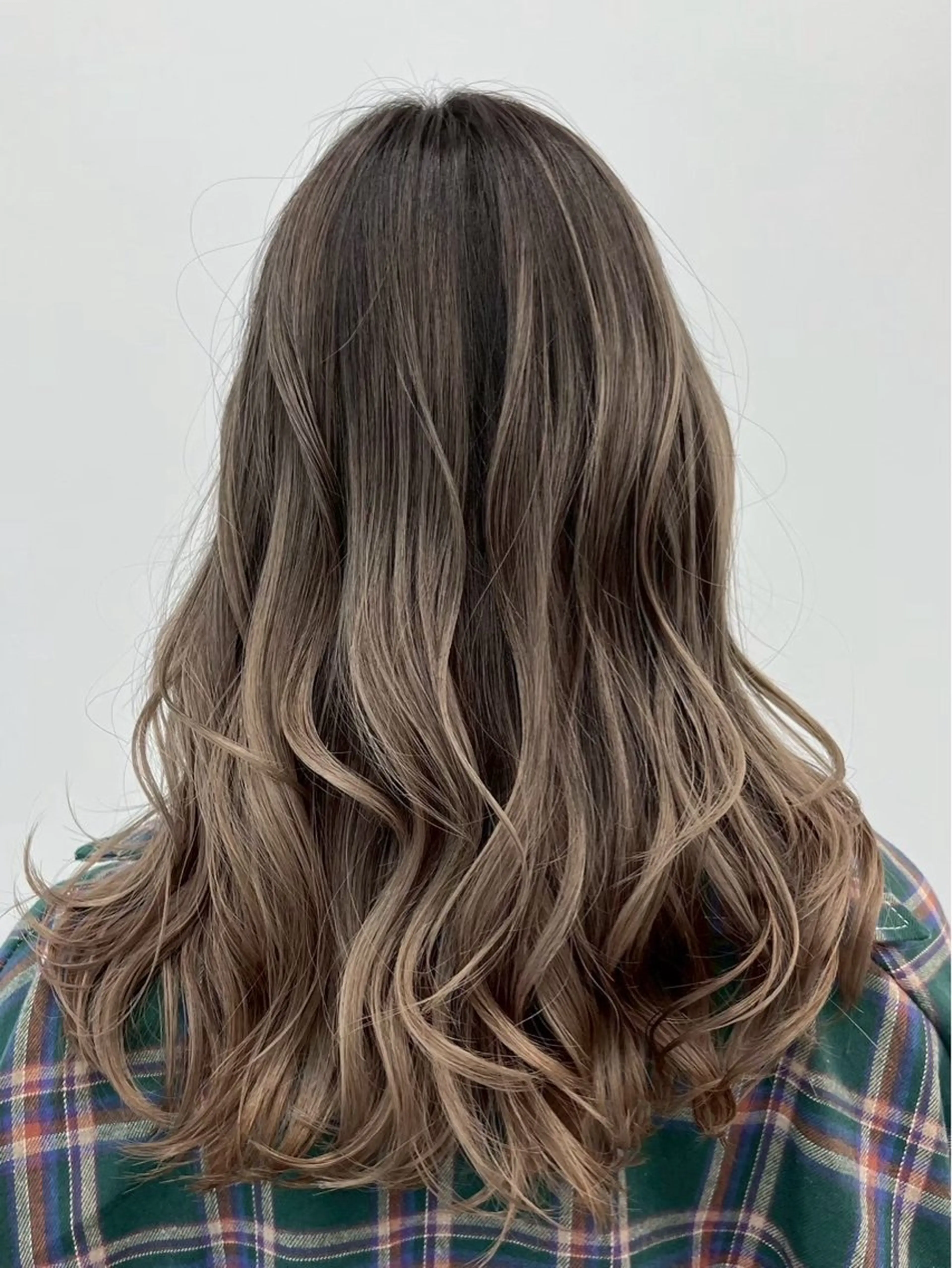 カラー urara /ブリーチ/艶カラーのヘアスタイル