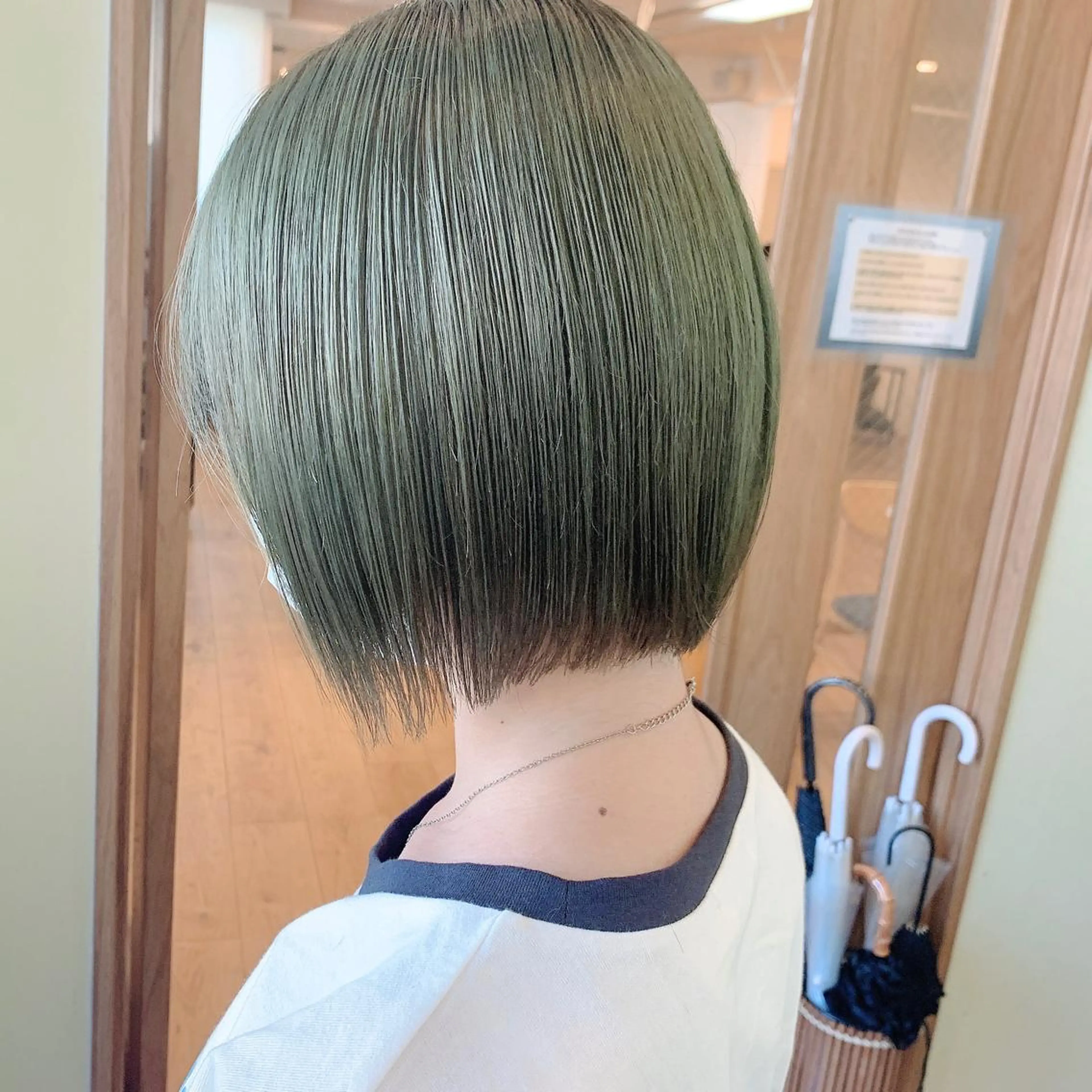 ショート カラー ブリーチ 透明感カラー グレージュ オリーブグレージュ オリーブグレー NUMBER_ ユイナのヘアスタイル