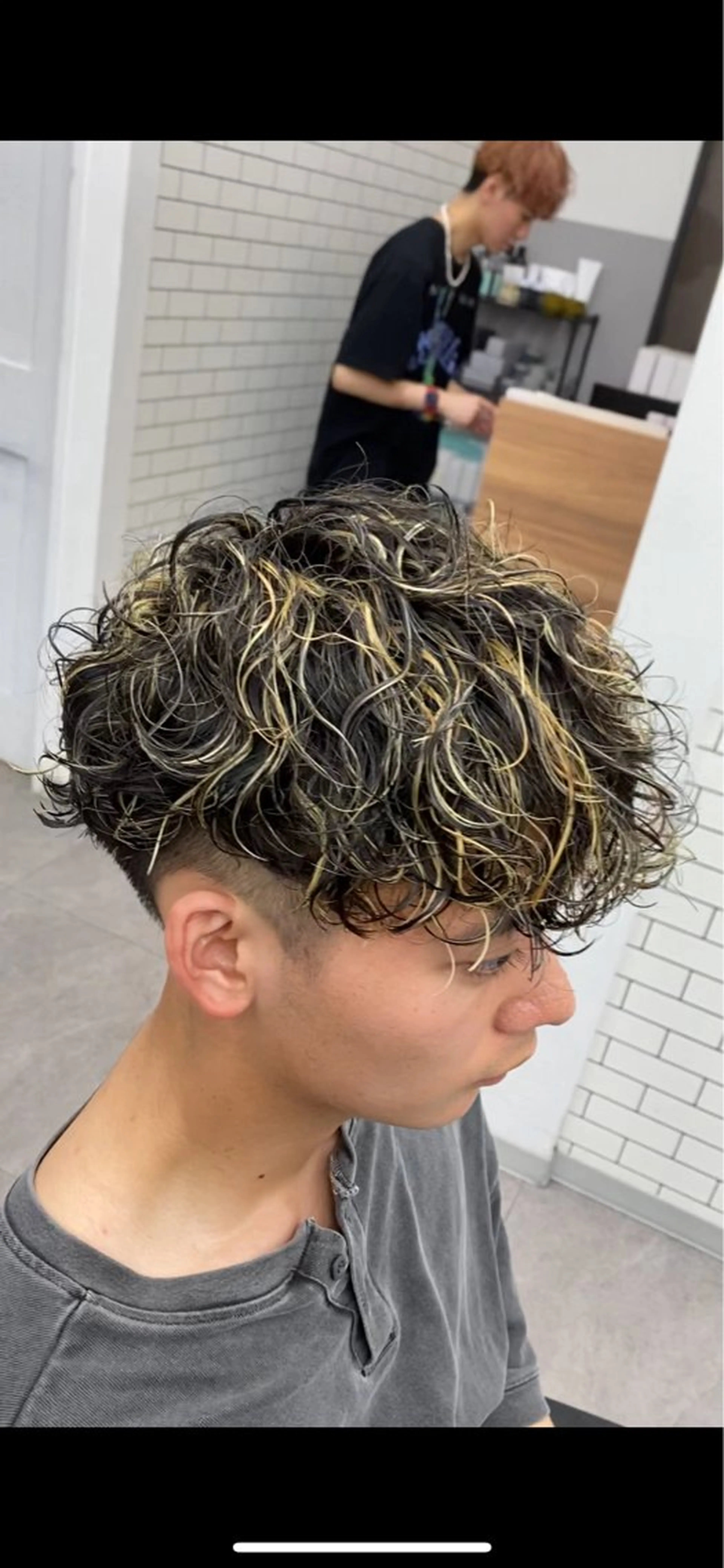 カラー パーマ メンズ メンズハイライト メンズパーマ スペインカール 波巻きパーマ ハイライトカラー カット ヘアカラー パーマ トリートメント シャドウパーマ/ 波巻パーマYu-Kiのヘアスタイル