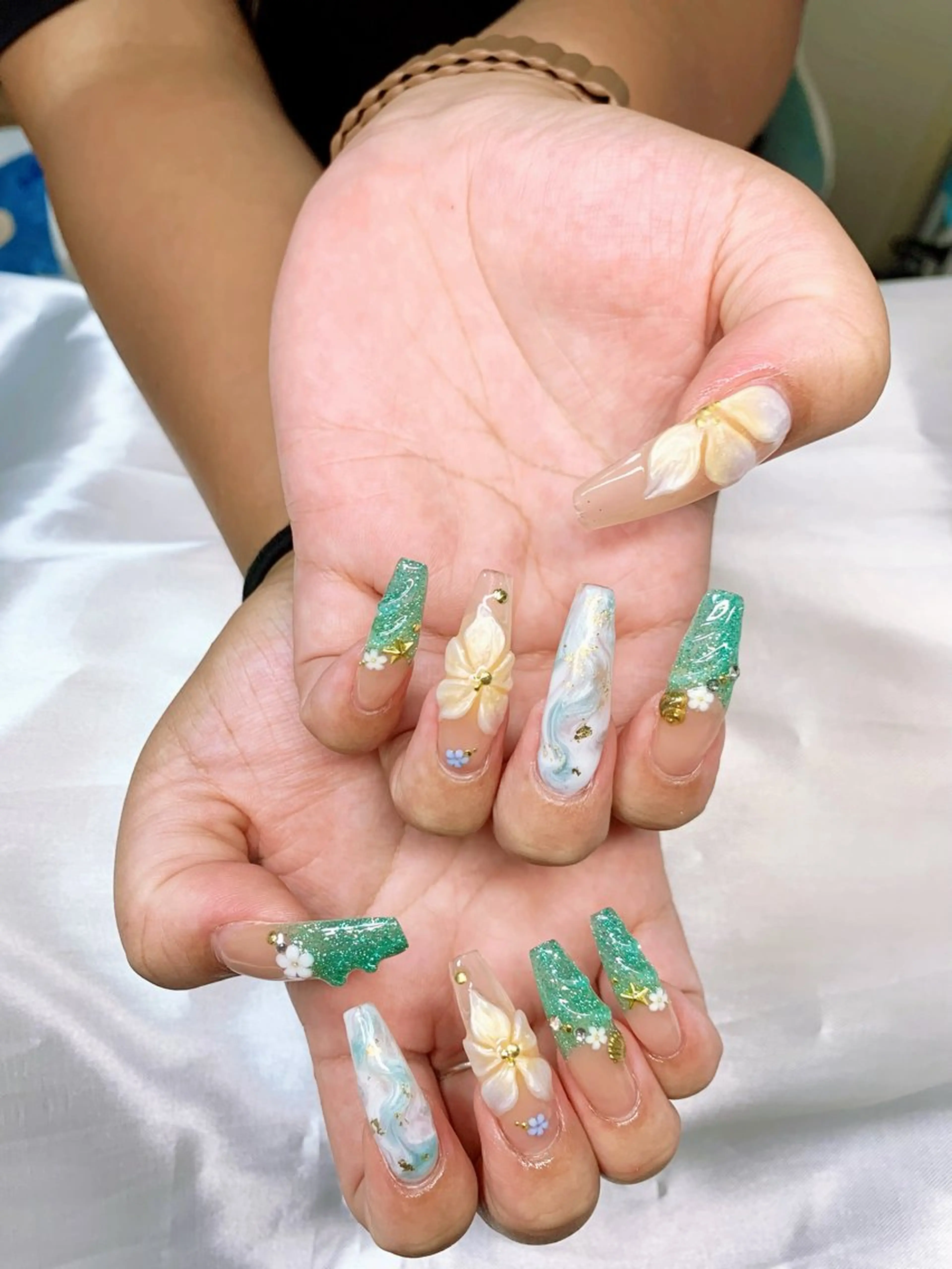 🌸ぷっくり3Dフラワー×立体アート💅ブルー・イエローの組み合わせで指先が一気に華やかに💅の写真