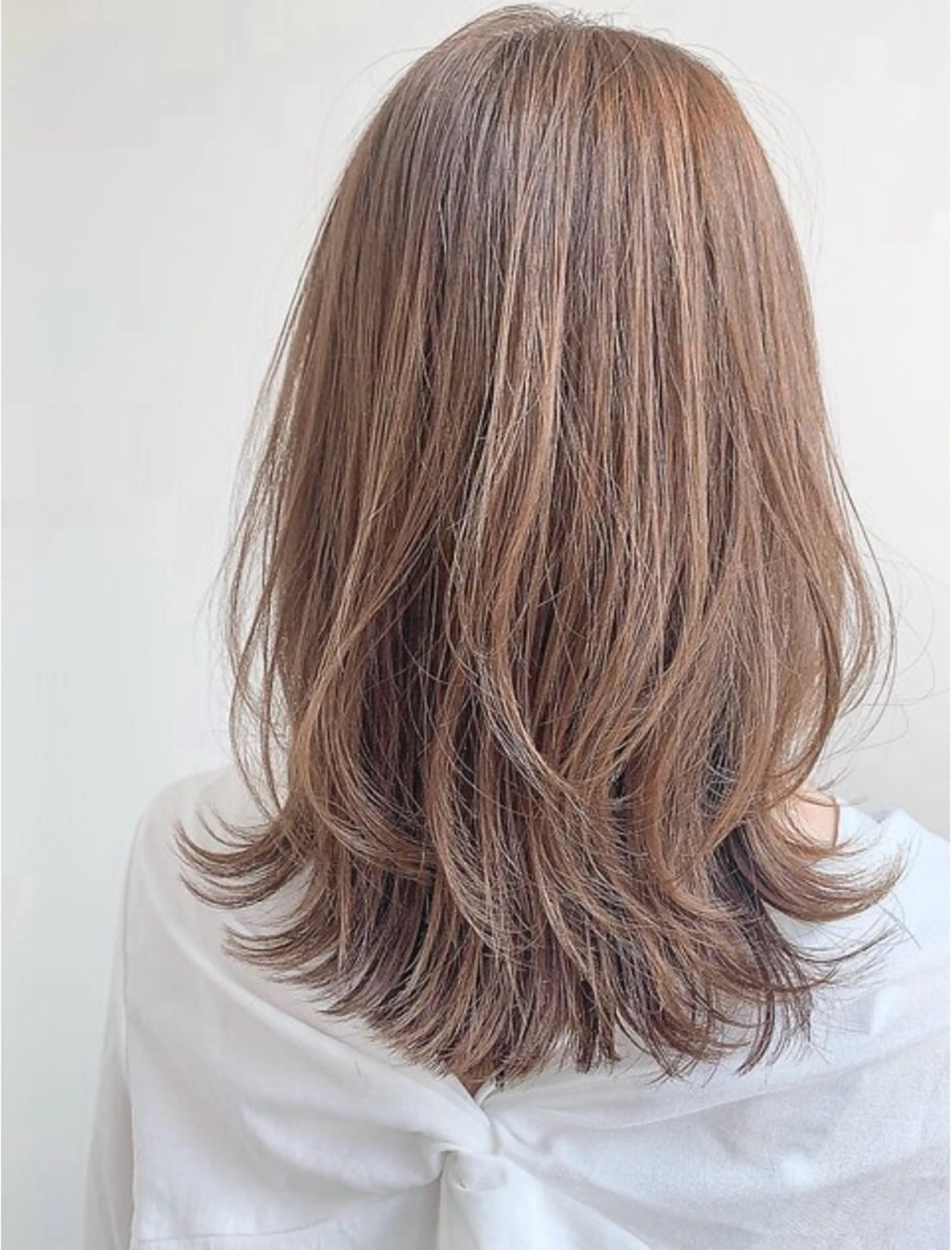 ミディアム ミディアムレイヤー くびれヘア レイヤーカット 臺 佳連のヘアスタイル