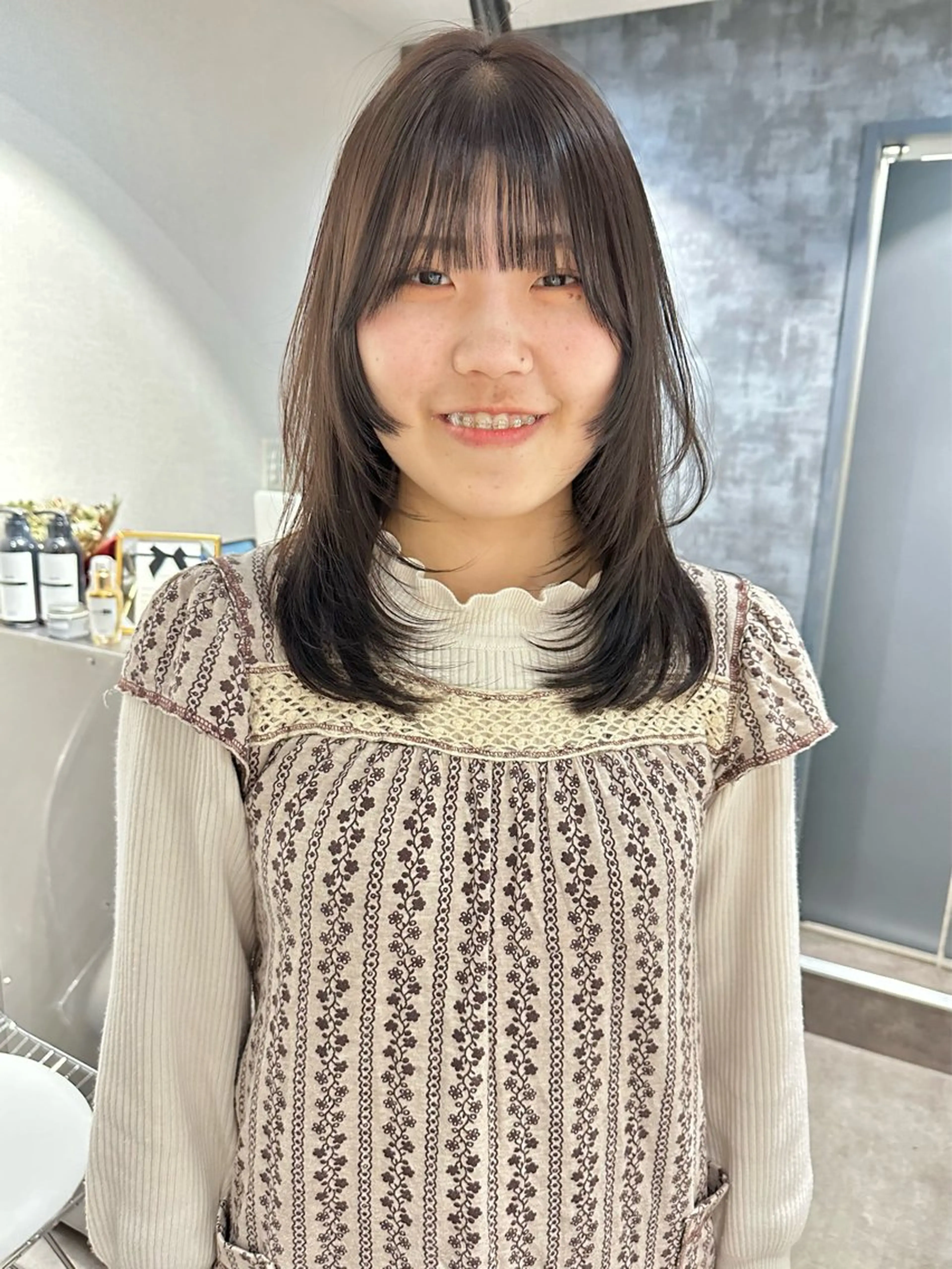 ミディアム カラー ミディアムレイヤー ダークグレー ダークグレージュ グレージュ レイヤーカット カット ヘアカラー トリートメント レイヤーカット🪄 耳ツボ🎀Ayumiのヘアスタイル