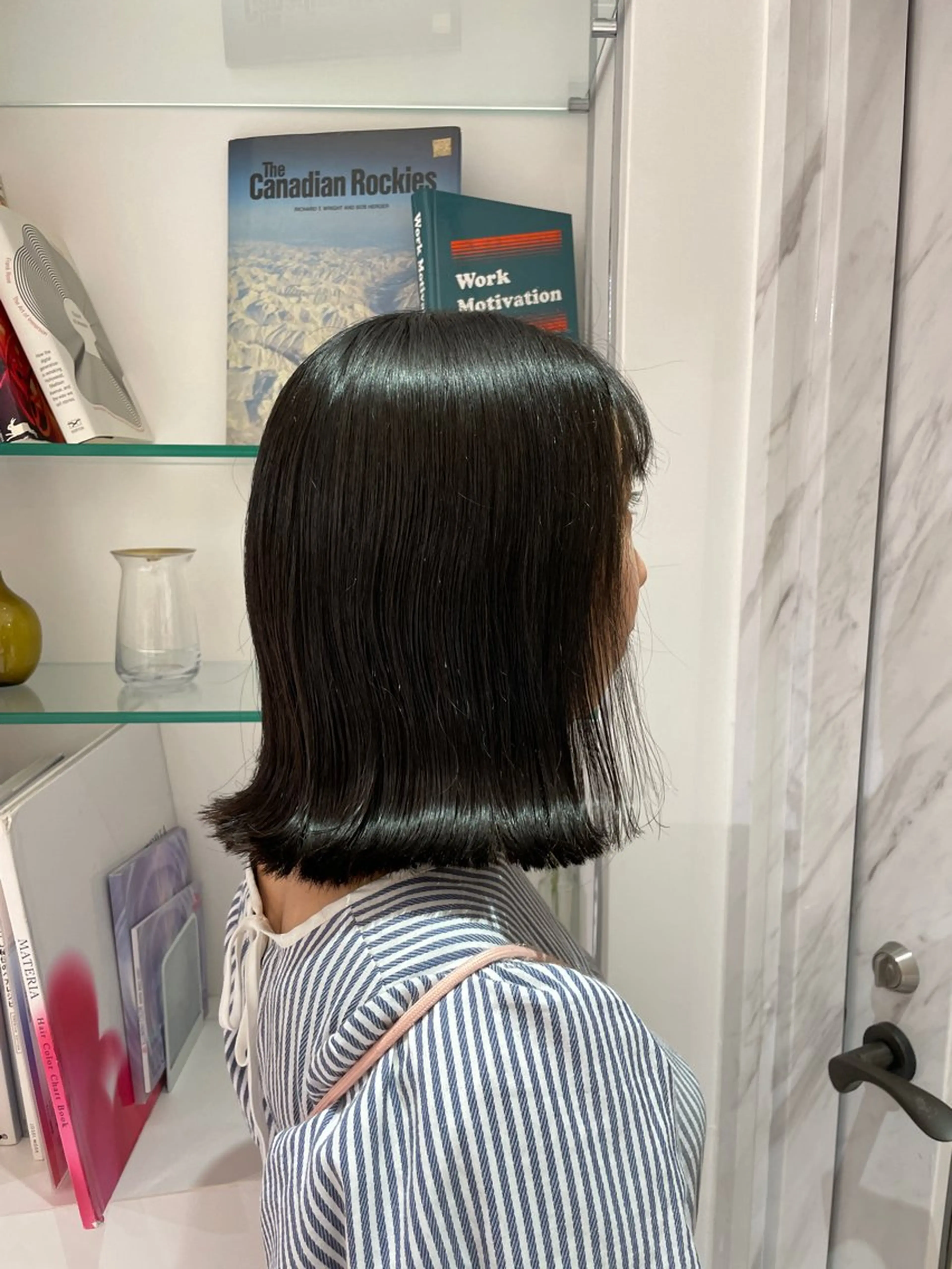 ミディアム カラー ボブ 外ハネヘア カット ヘアカラー 佐藤 綾郁のヘアスタイル