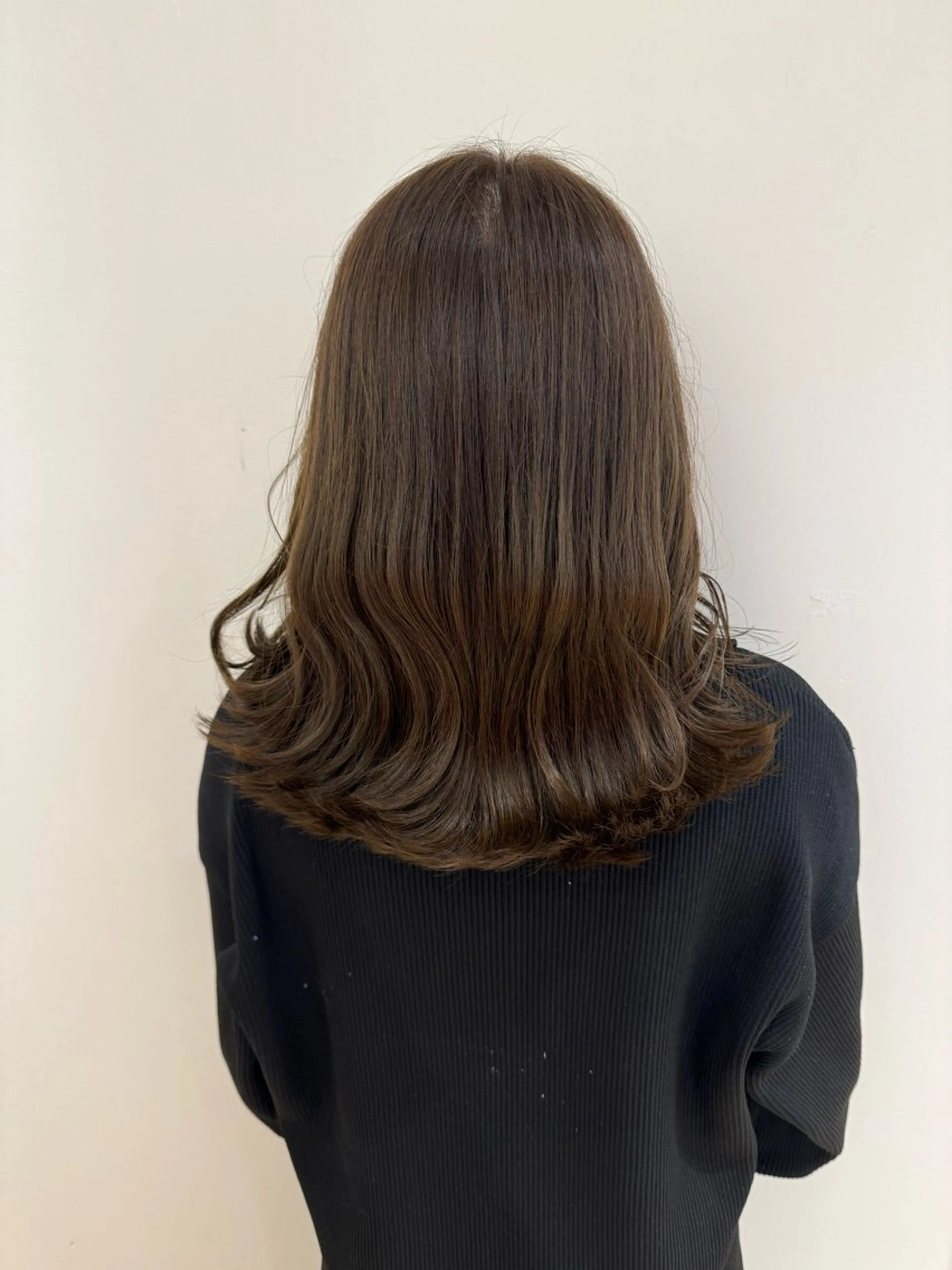 セミロング カラー ベージュカラー オリーブベージュ くびれヘア くびれレイヤー レイヤーカット カット ヘアカラー トリートメント えんどう みほのヘアスタイル