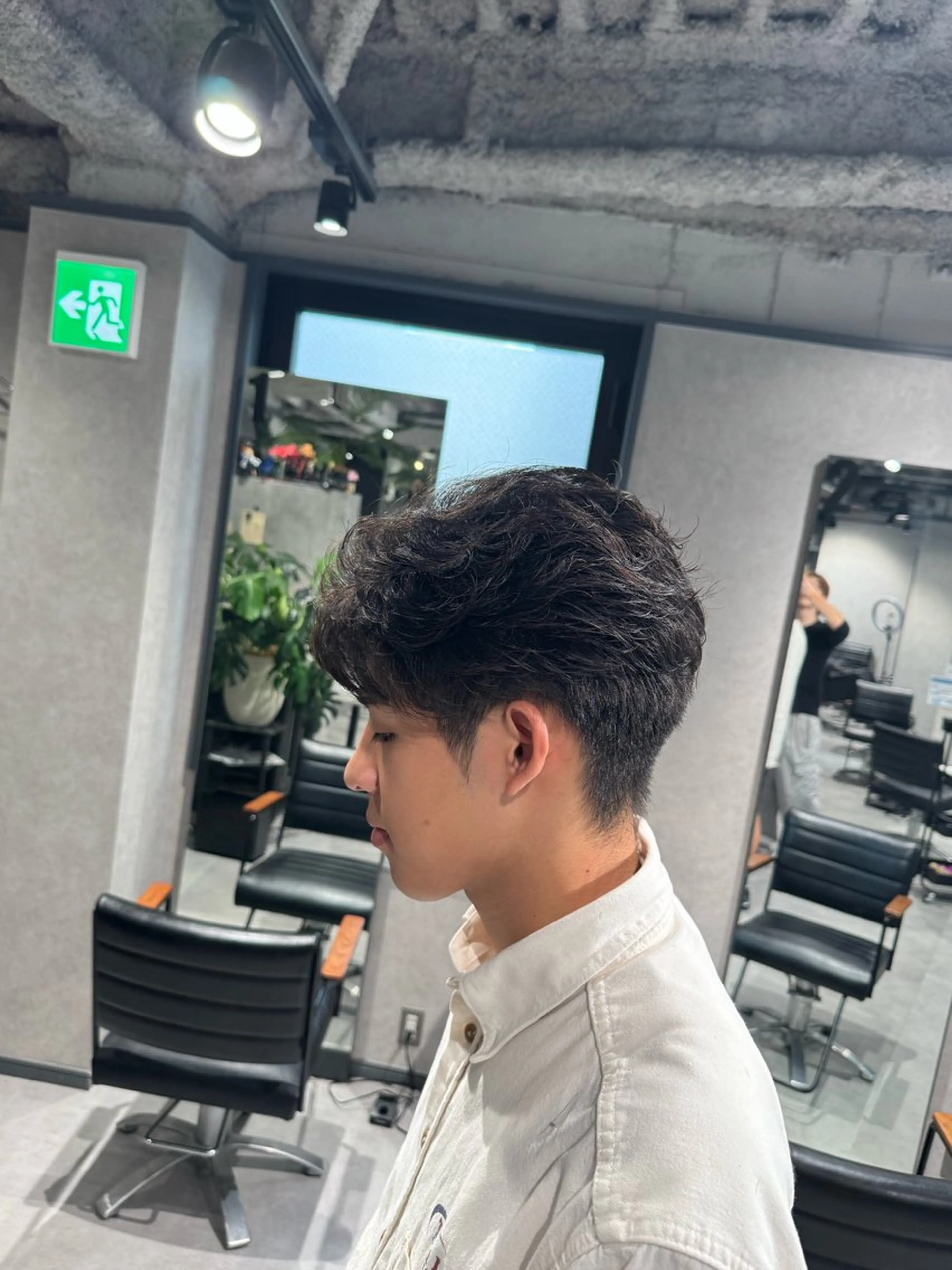 パーマ メンズ カット パーマ 毛流れ特化愁斗 センターパートパーマのヘアスタイル