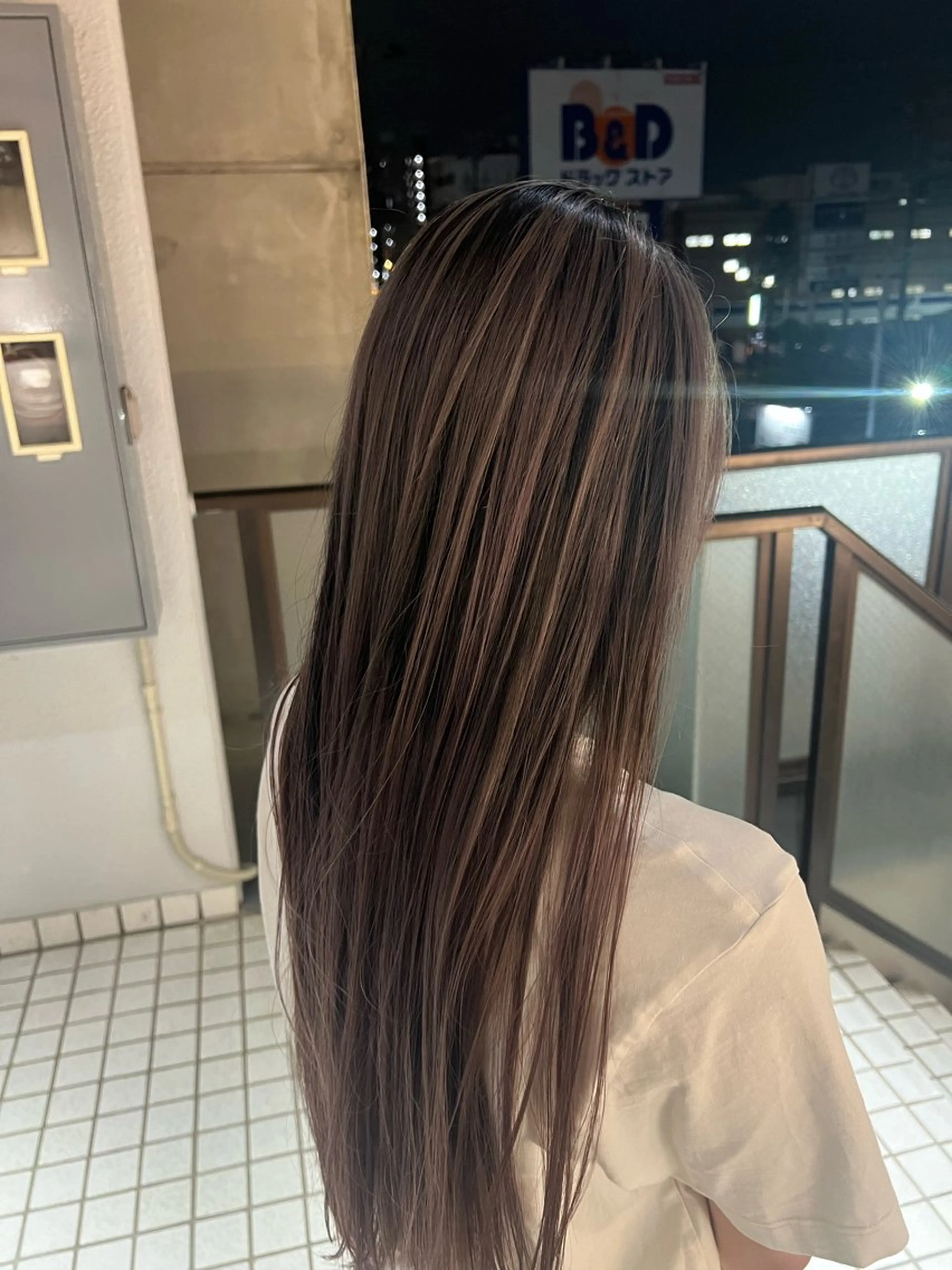 ロング カラー バレイヤージュ ベージュカラー ブリーチ グラデーションカラー ハイライトカラー 質感重視/レイヤー/ ケアブリーチ/志音のヘアスタイル