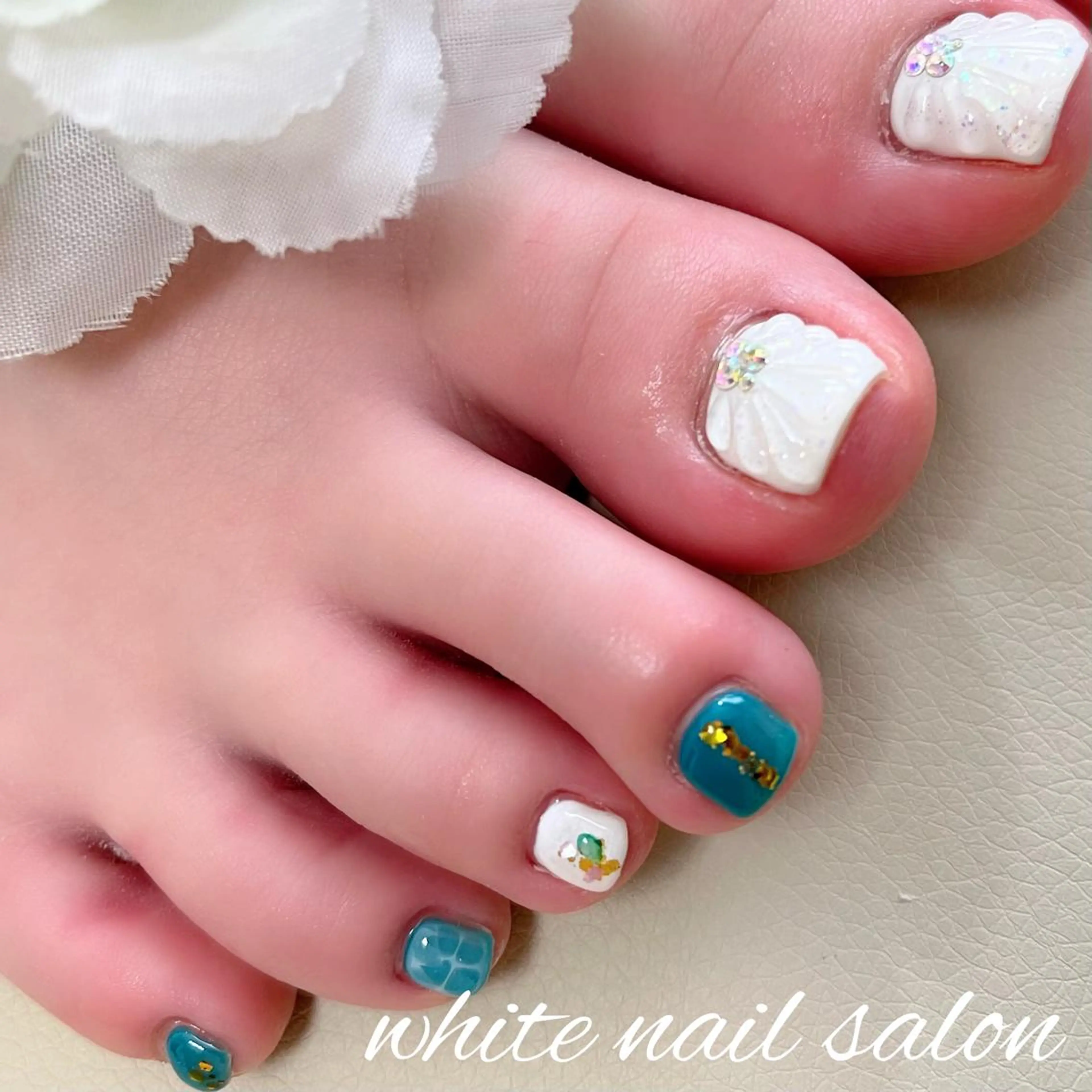 ネイル フットネイル ジェルネイル ハードジェル ラメ(グリッター) 持ち込み フットネイル white nail salonのネイルデザイン
